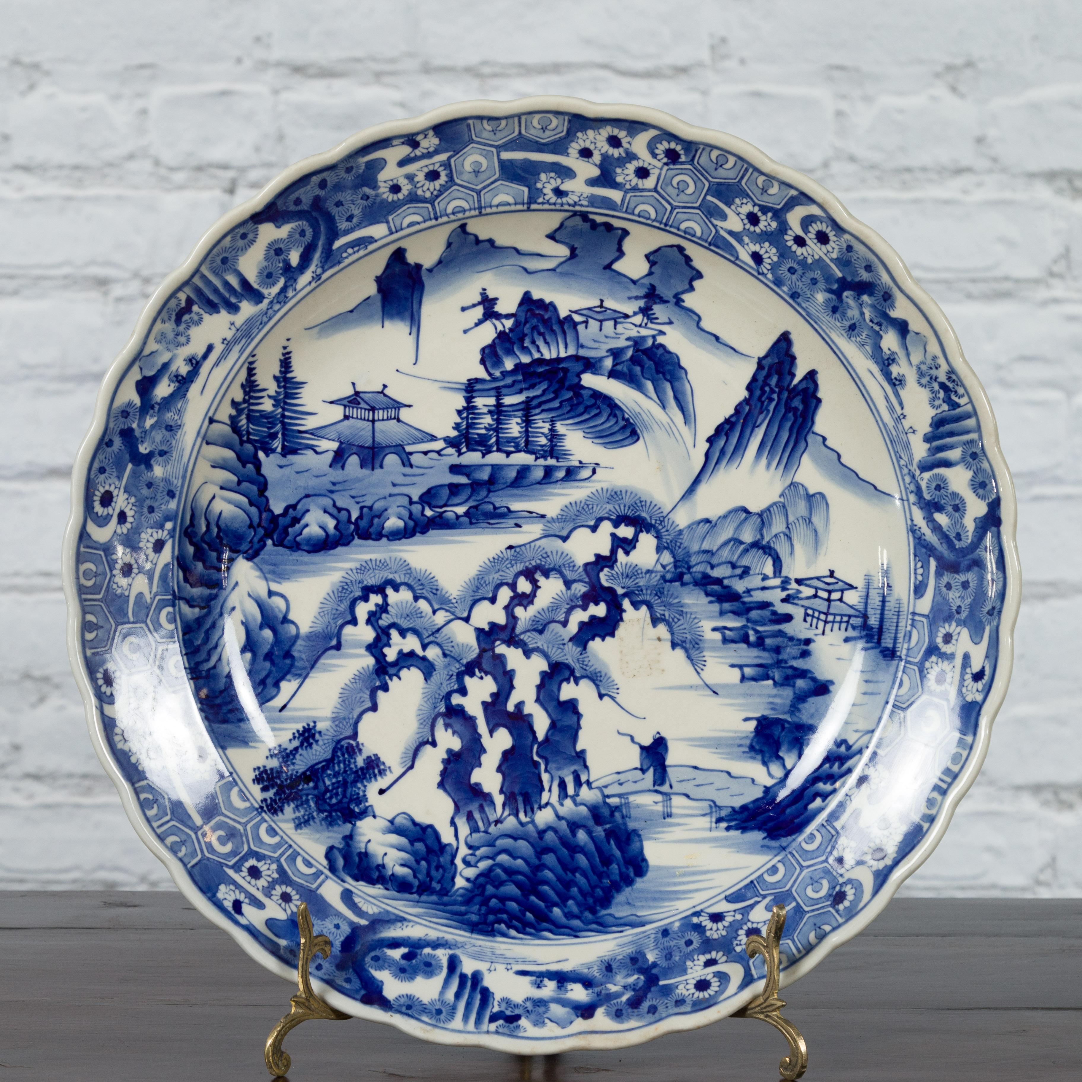 Japanischer Imari-Teller aus japanischem Porzellan des 19. Jahrhunderts mit blauem und weißem Dekor im Zustand „Gut“ im Angebot in Yonkers, NY
