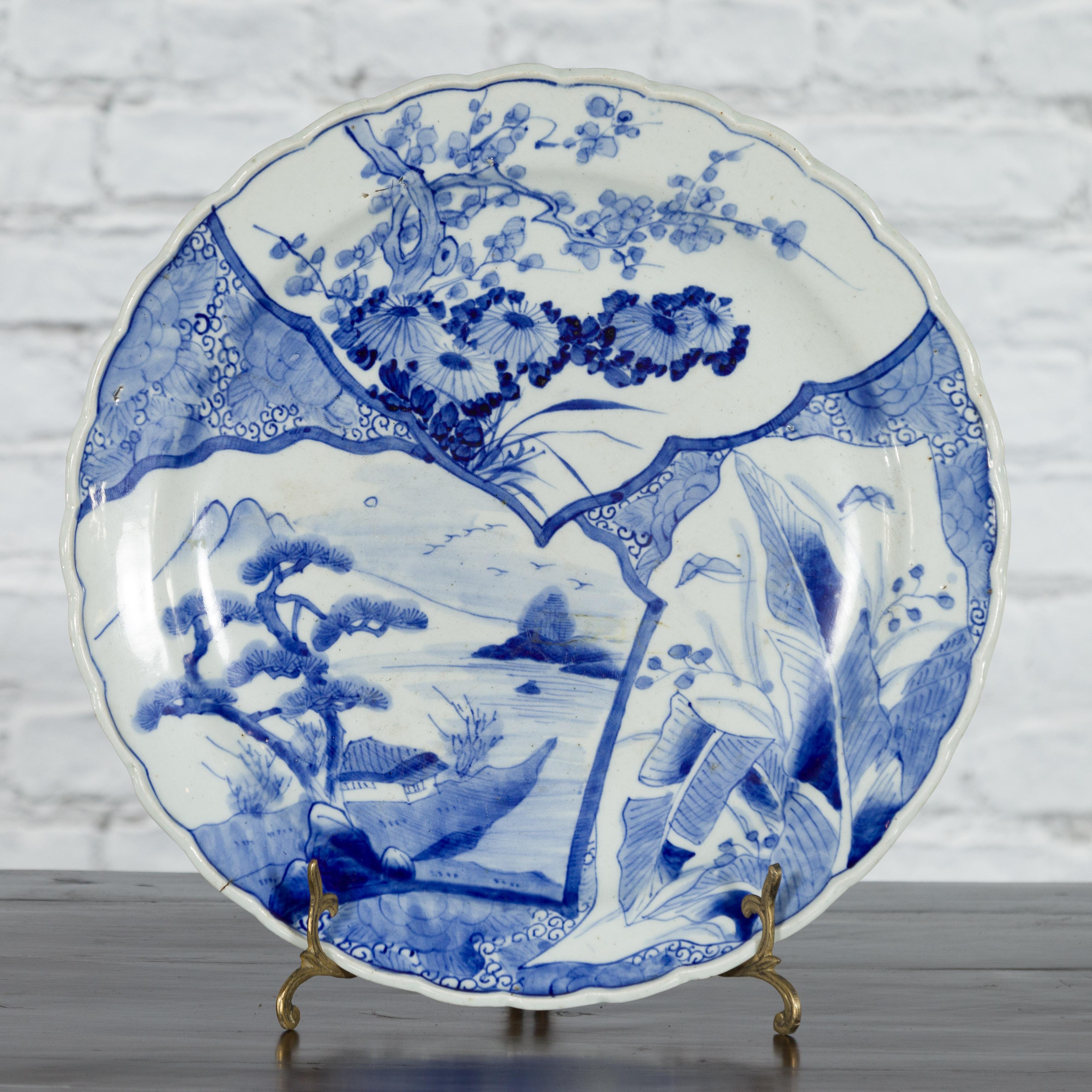 Hand-Painted Japanese 19th Century Porcelain Imari Plate with Painted Blue and White Décor For Sale