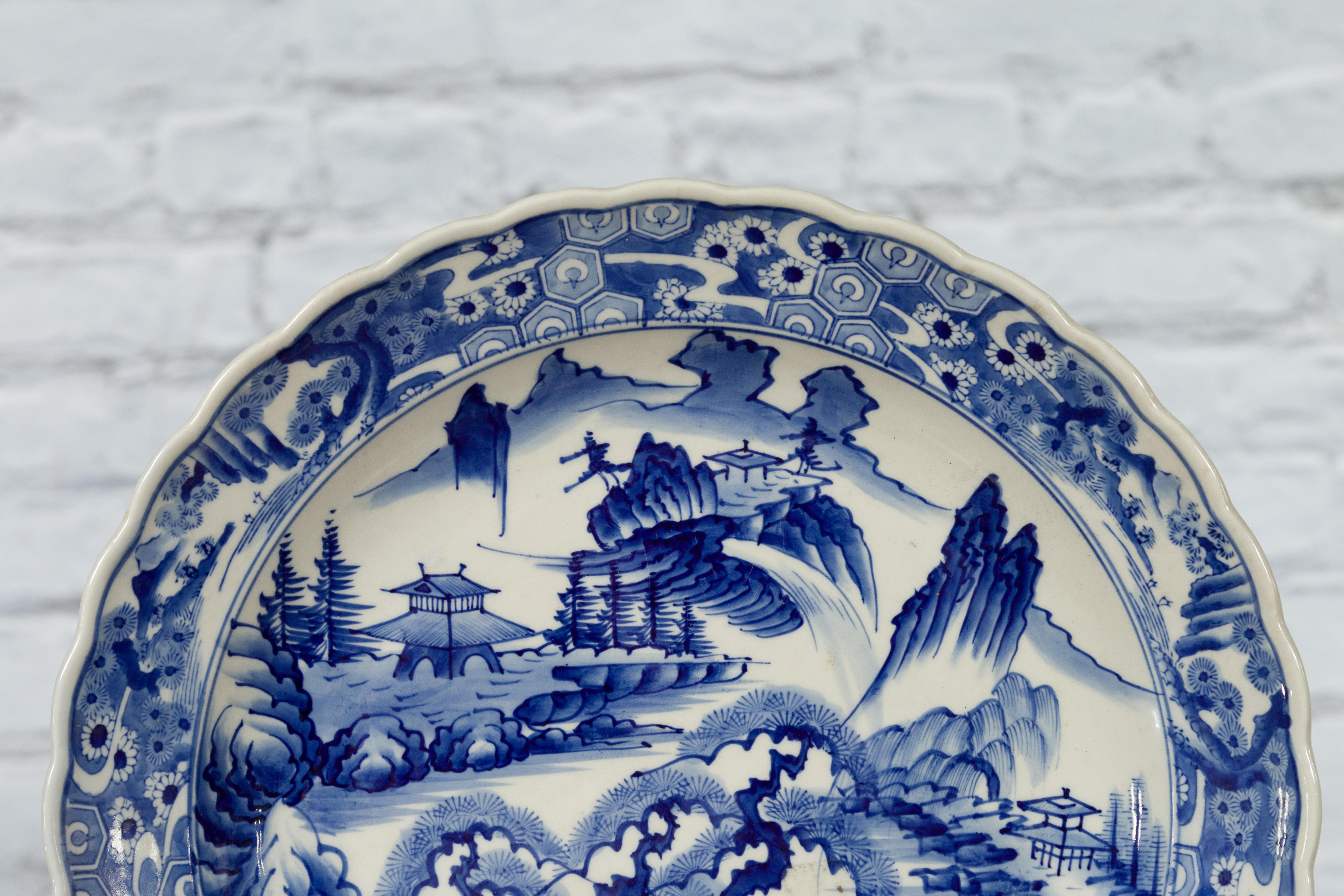 Japanischer Imari-Teller aus japanischem Porzellan des 19. Jahrhunderts mit blauem und weißem Dekor im Angebot 1