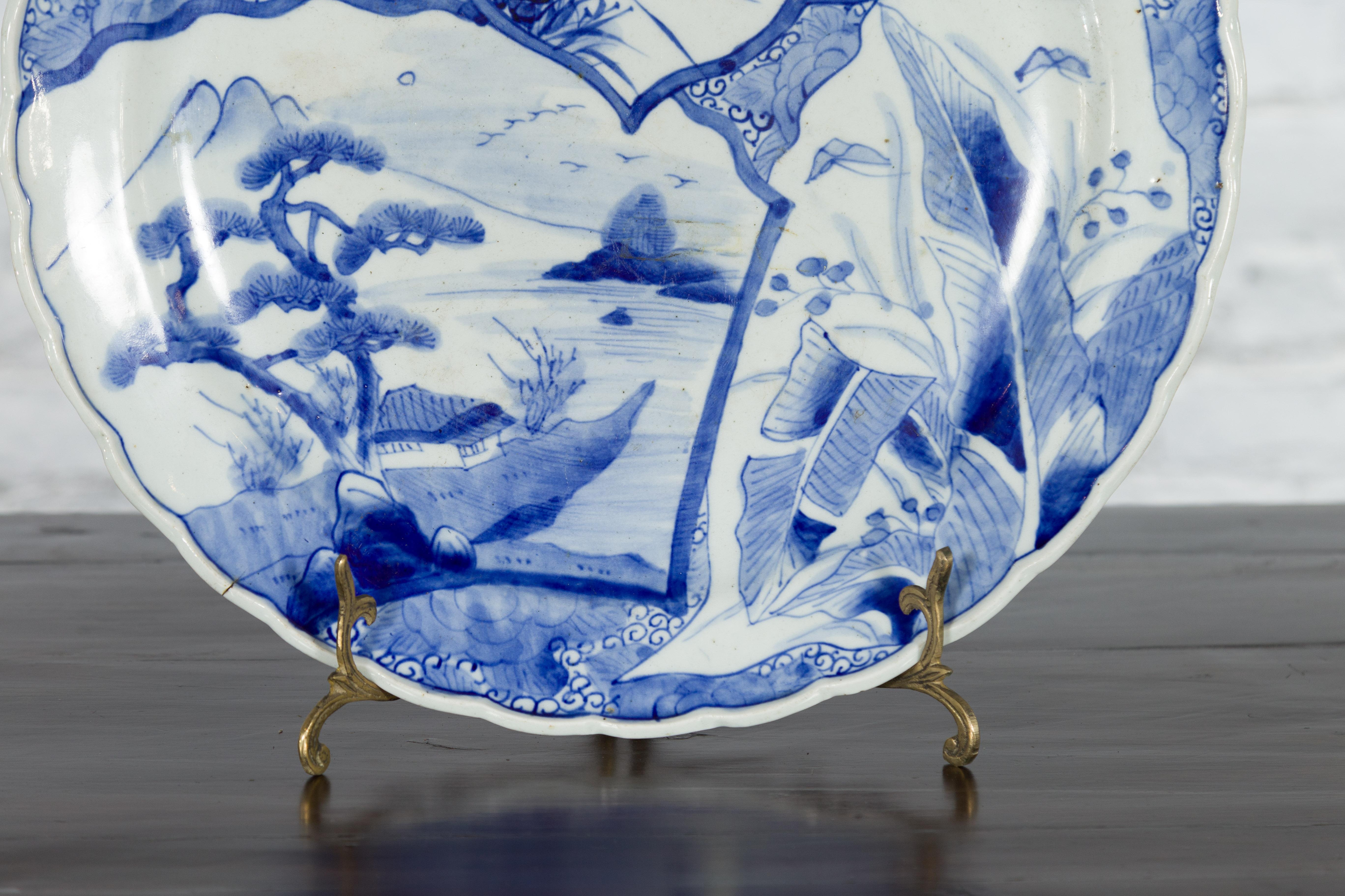 XIXe siècle Assiette en porcelaine Imari japonaise du 19ème siècle avec décor peint en bleu et blanc en vente
