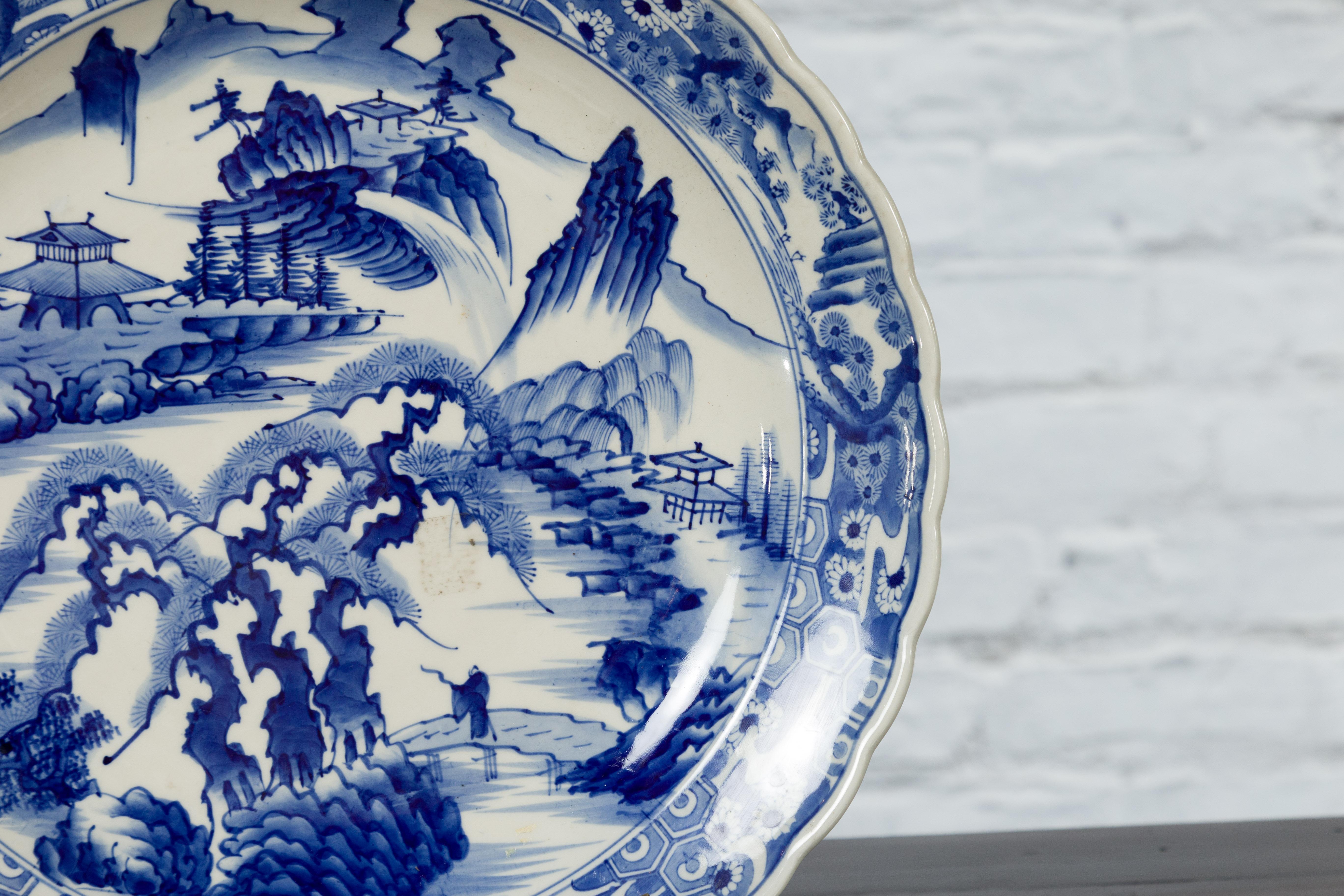 Japanischer Imari-Teller aus japanischem Porzellan des 19. Jahrhunderts mit blauem und weißem Dekor im Angebot 3