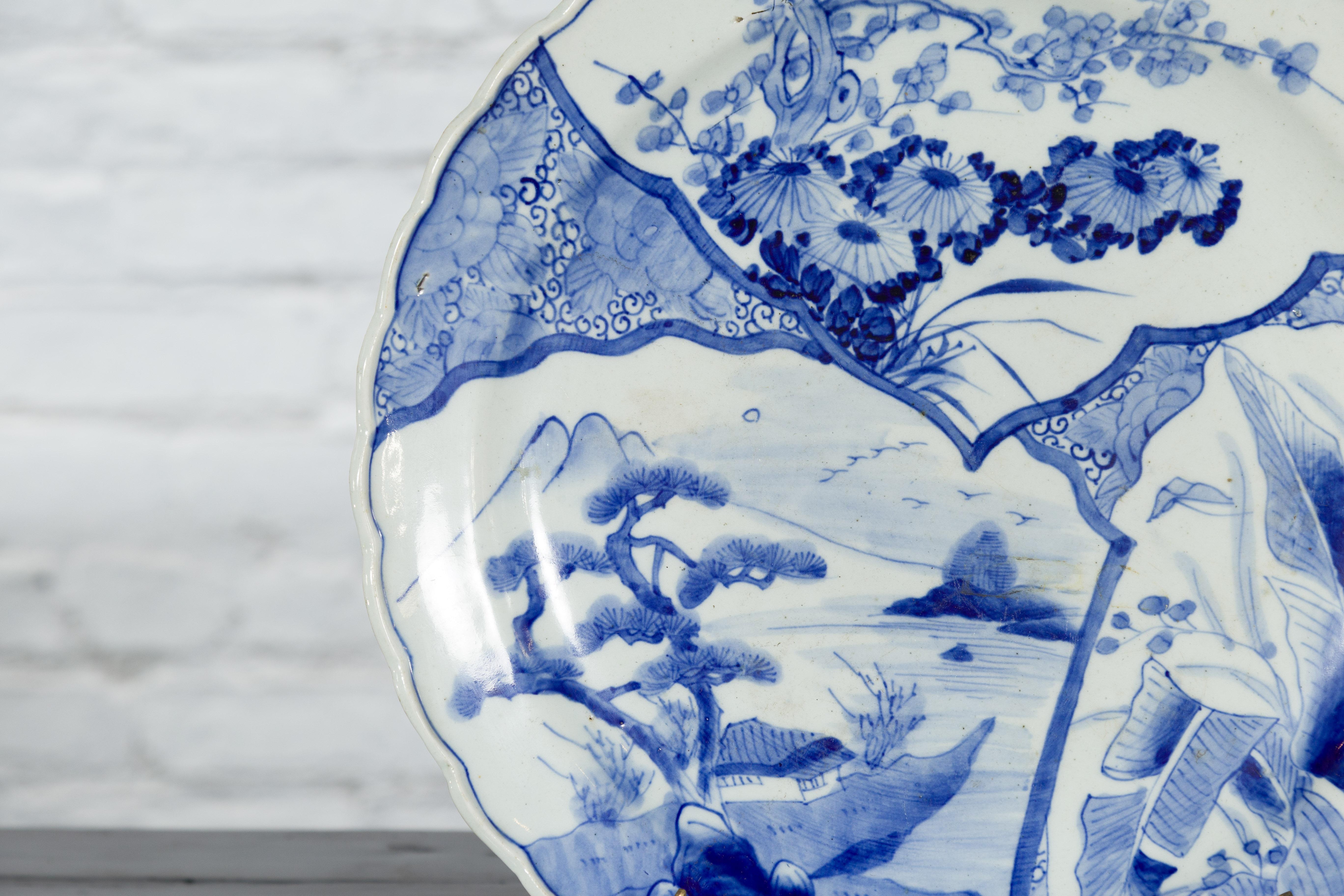 Porcelaine Assiette en porcelaine Imari japonaise du 19ème siècle avec décor peint en bleu et blanc en vente