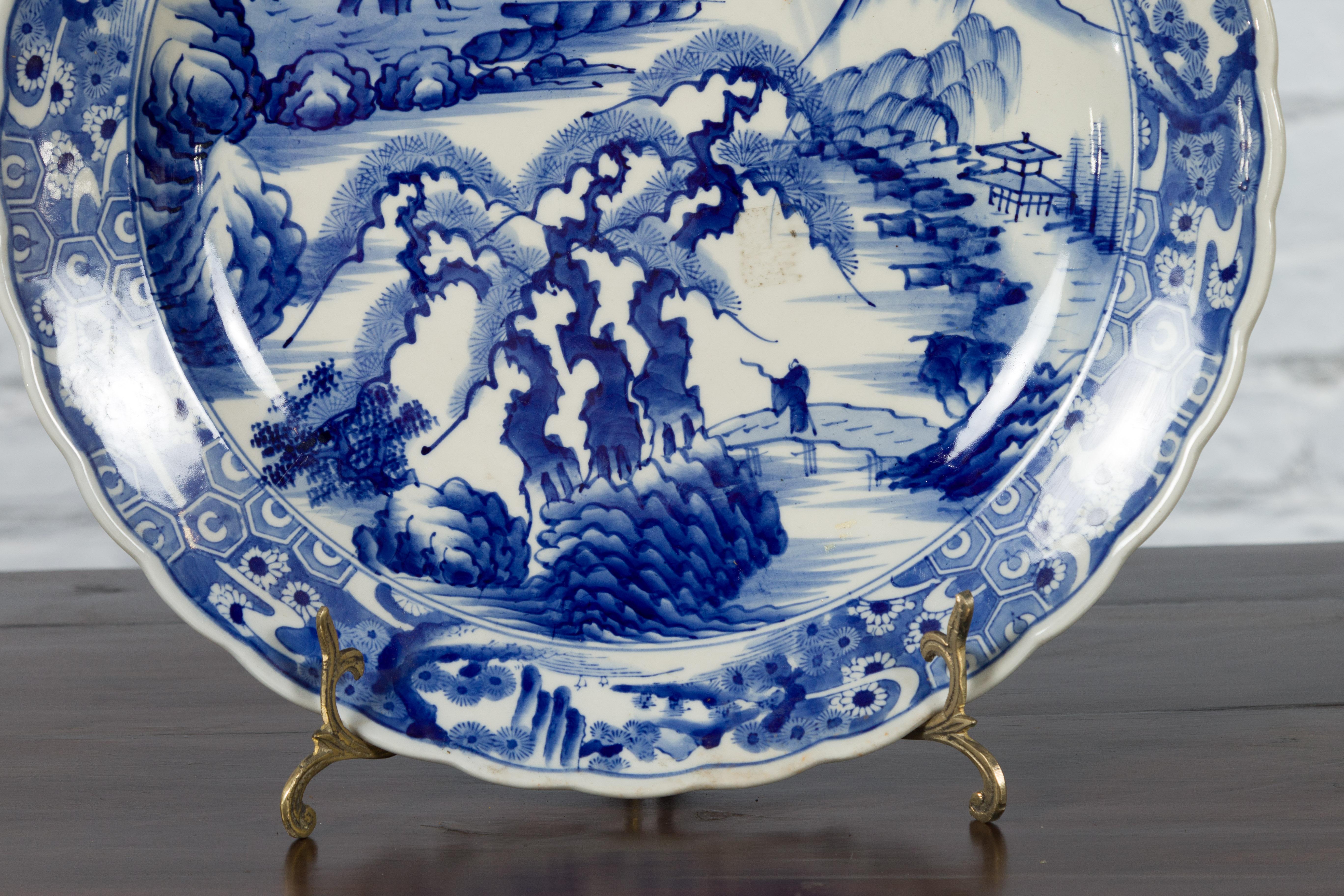 Japanese 19th Century Porcelain Imari Plate with Painted Blue and White Décor For Sale 1