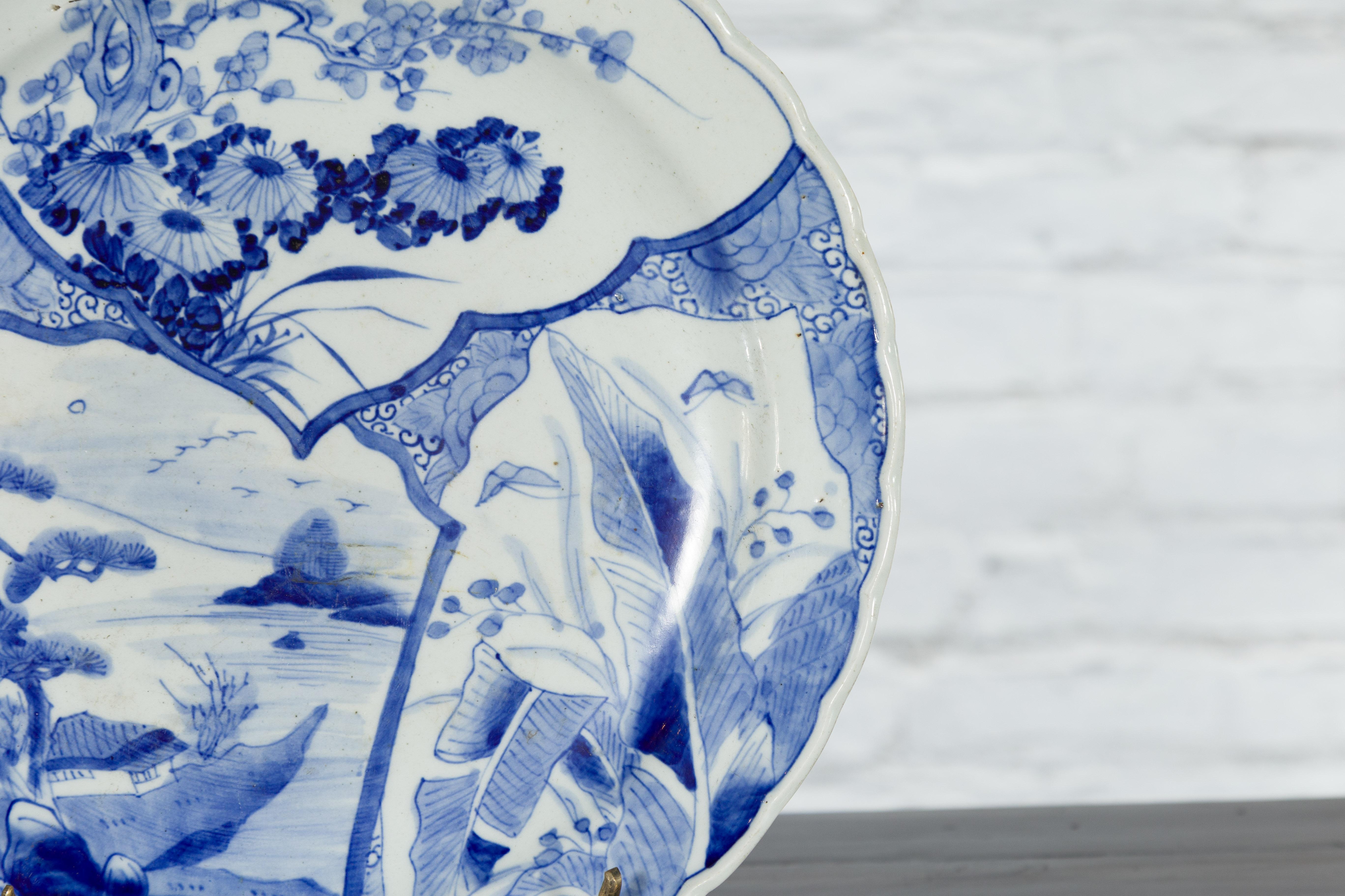 Assiette en porcelaine Imari japonaise du 19ème siècle avec décor peint en bleu et blanc en vente 1