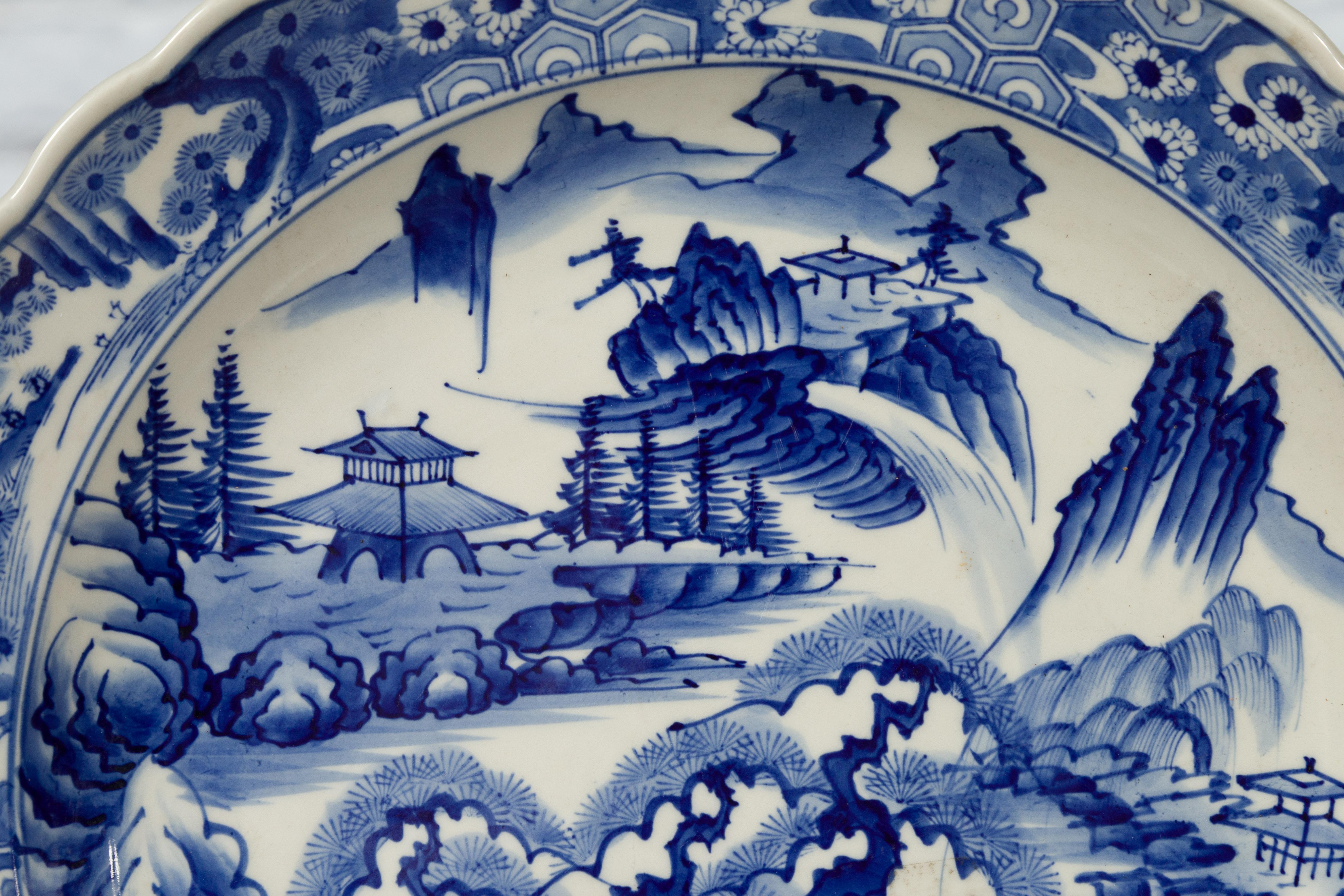 Japanese 19th Century Porcelain Imari Plate with Painted Blue and White Décor For Sale 2