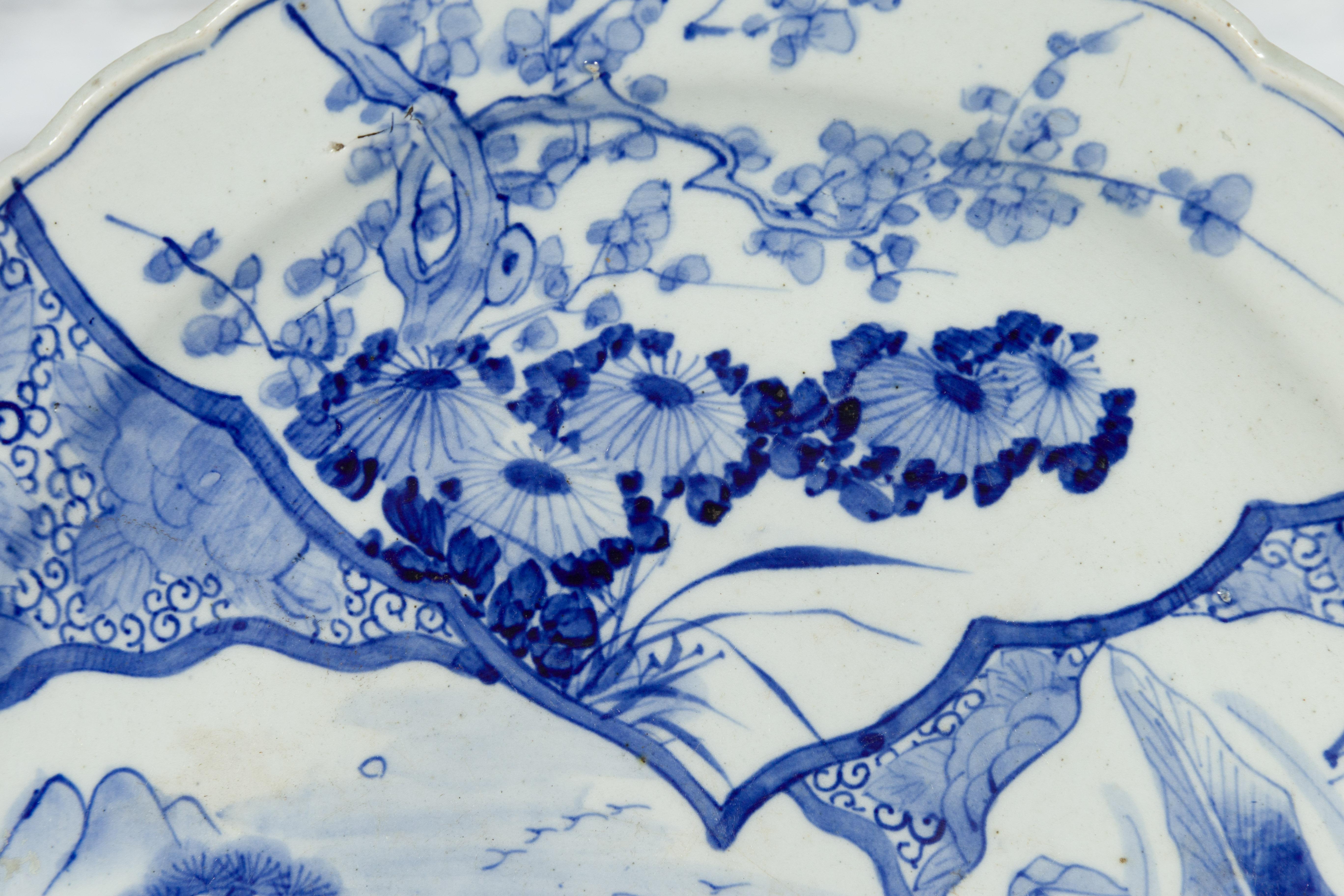 Assiette en porcelaine Imari japonaise du 19ème siècle avec décor peint en bleu et blanc en vente 2