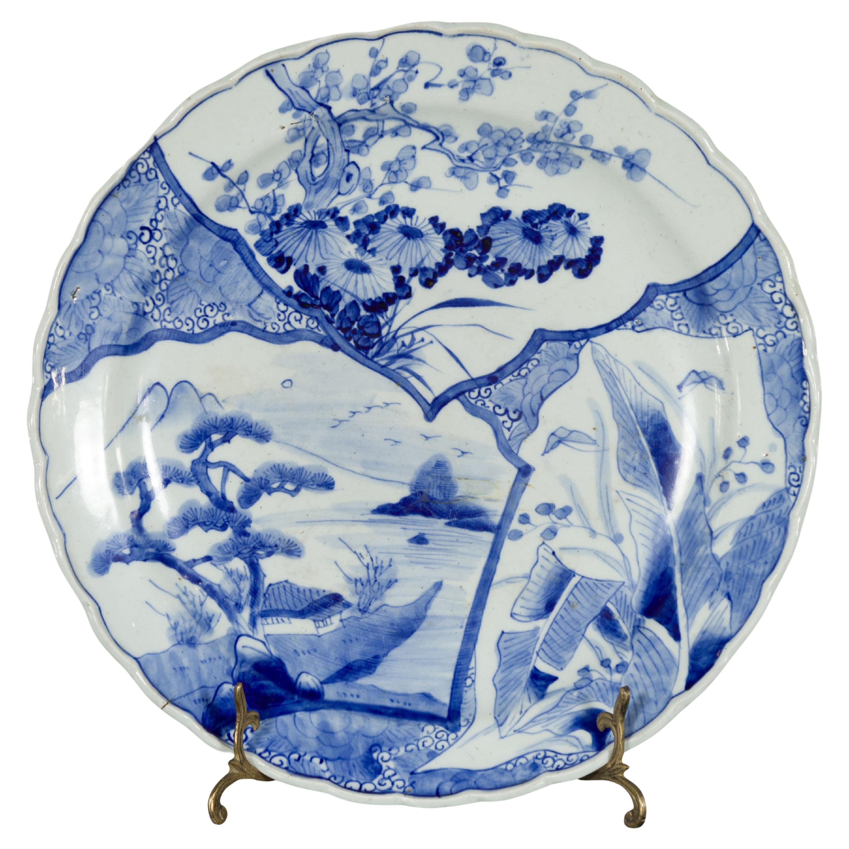 Japanischer Imari-Teller aus Porzellan des 19. Jahrhunderts mit blau-weiß bemalter Dekoration