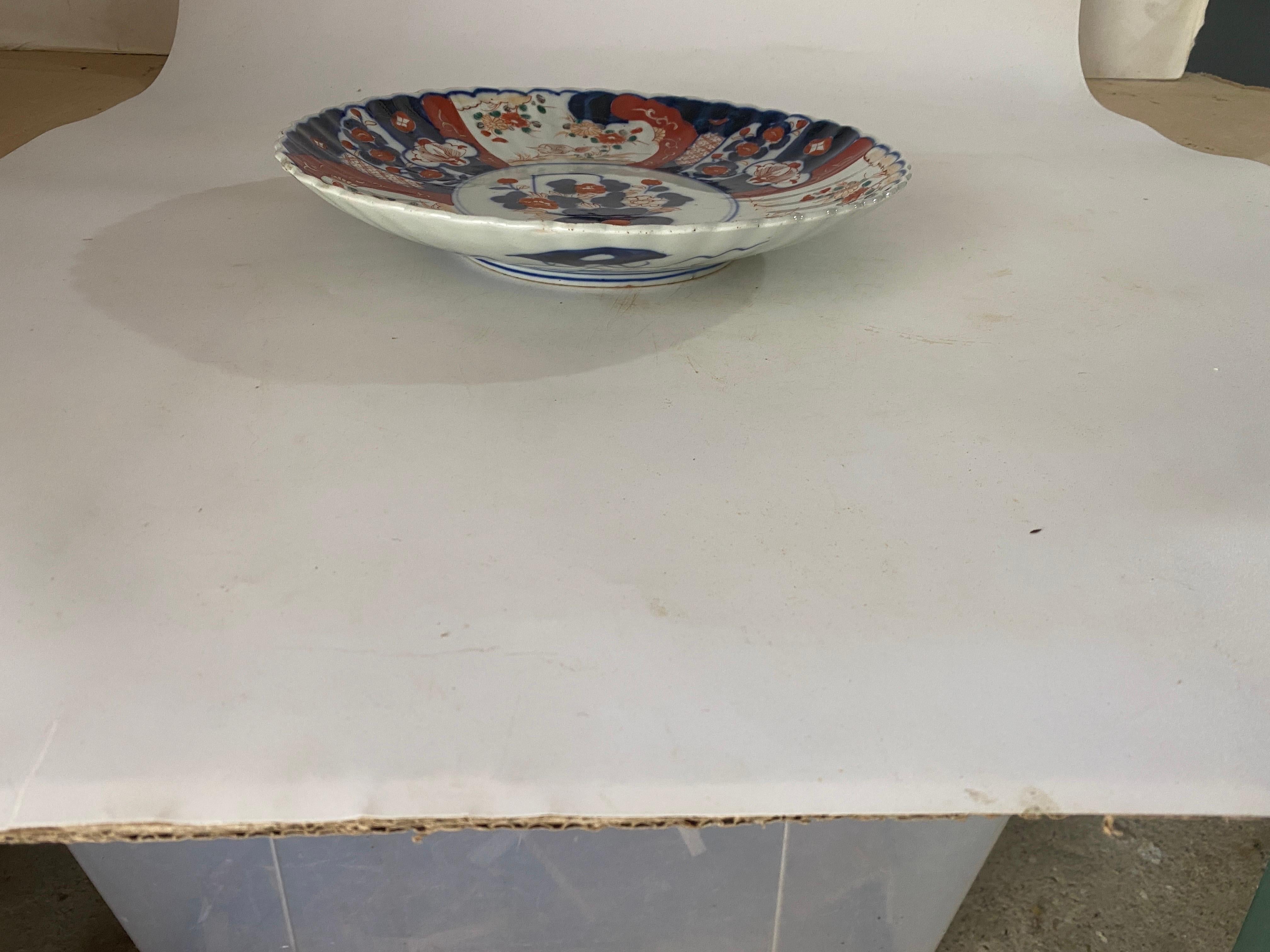 Japanisches Imari Porcelain-Geschirr oder -Ladegerät mit Wellenschliff aus dem 19. (Chinesischer Export) im Angebot