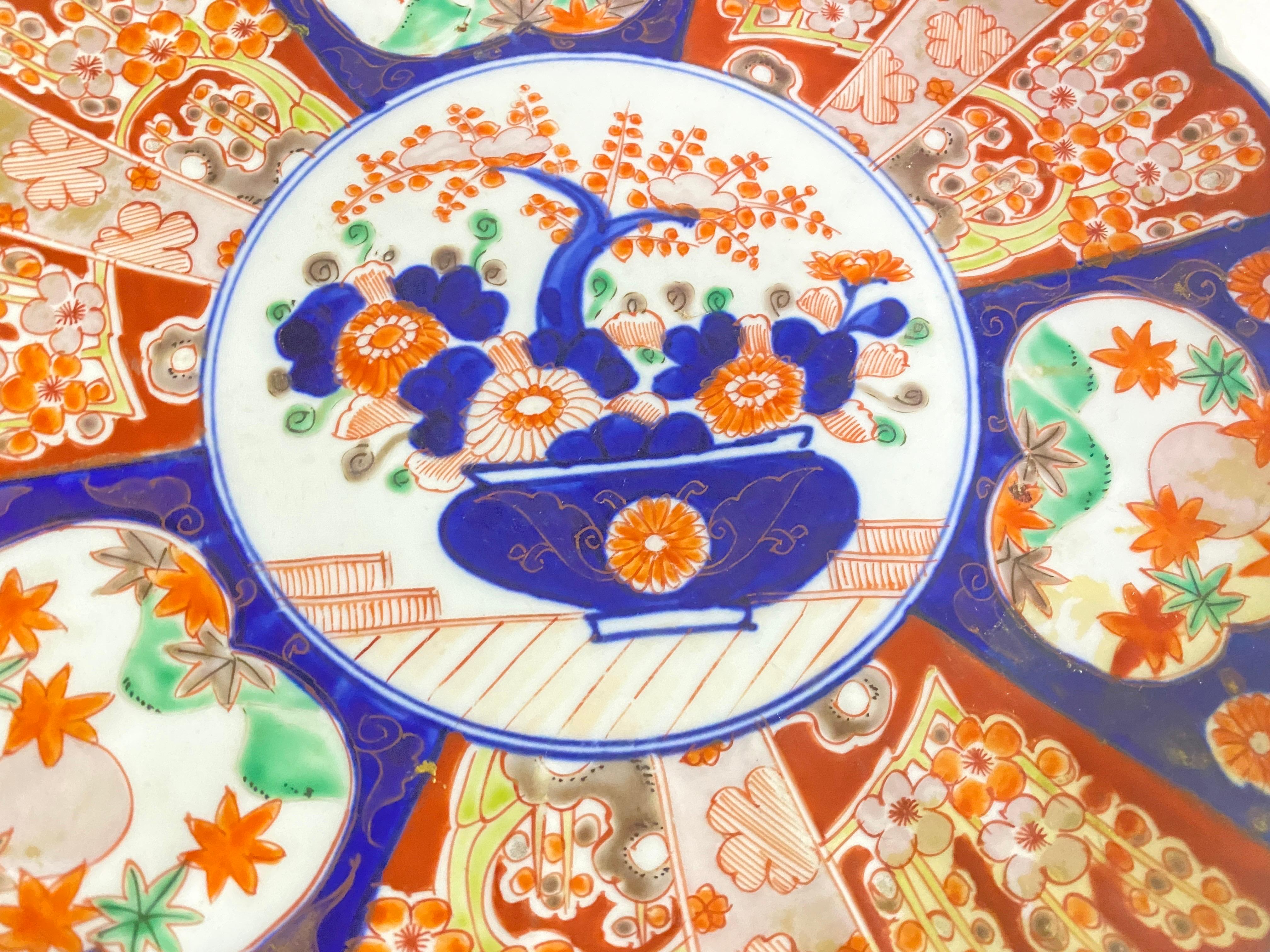 Plat ou chargeur festonné en porcelaine Imari Porcelain japonaise du 19e siècle Bon état - En vente à Auribeau sur Siagne, FR