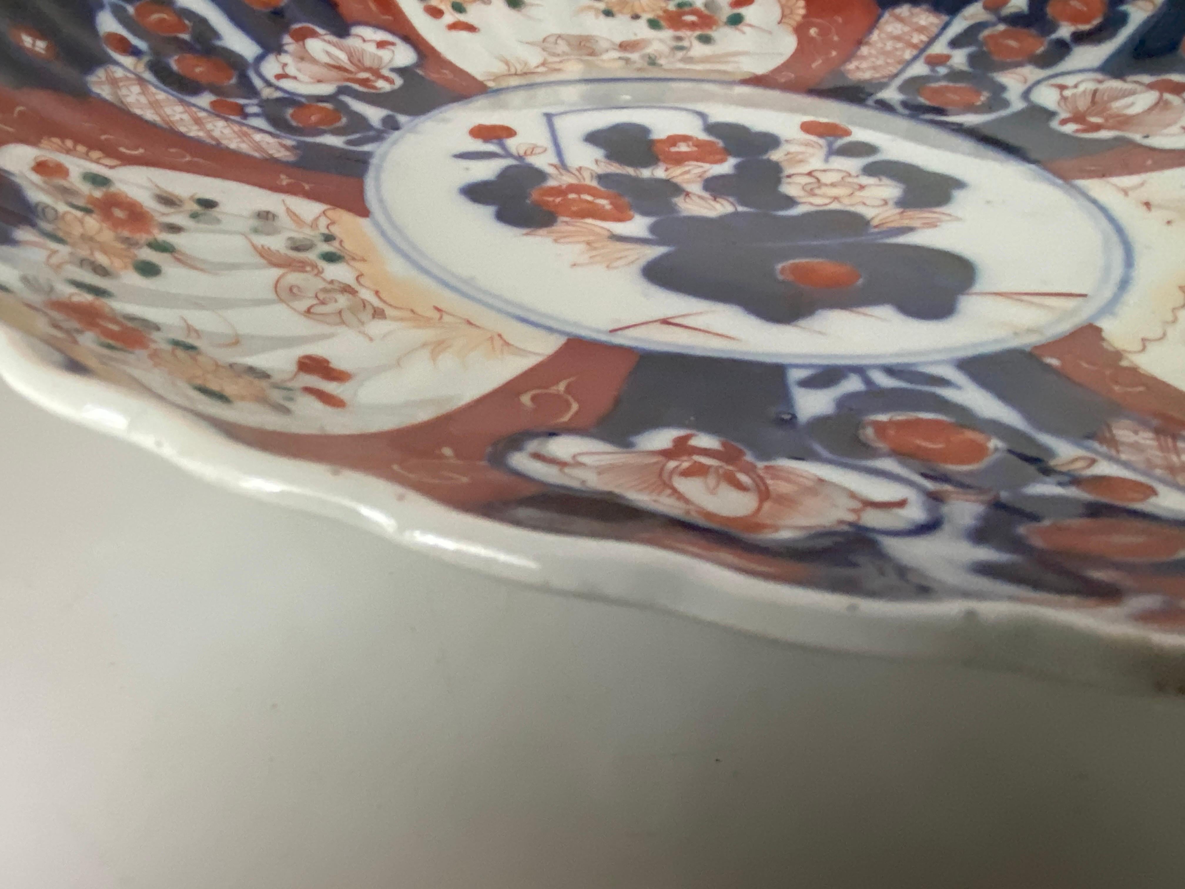 Japonais Plat ou chargeur festonné en porcelaine Imari Porcelain japonaise du 19e siècle en vente