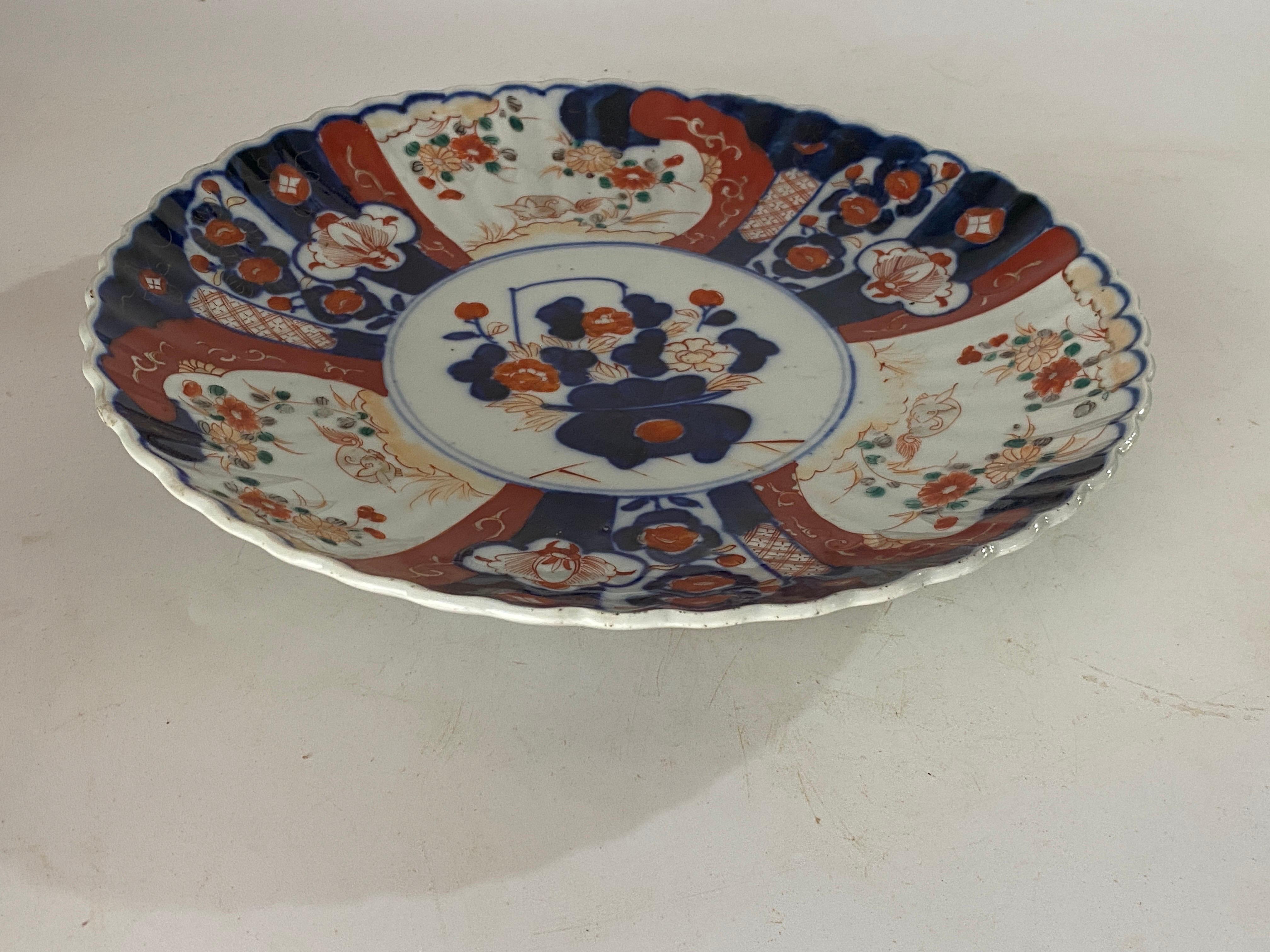 Japanese 19th Century Scalloped Imari Porcelain Dish or Charger In Good Condition For Sale In Auribeau sur Siagne, FR