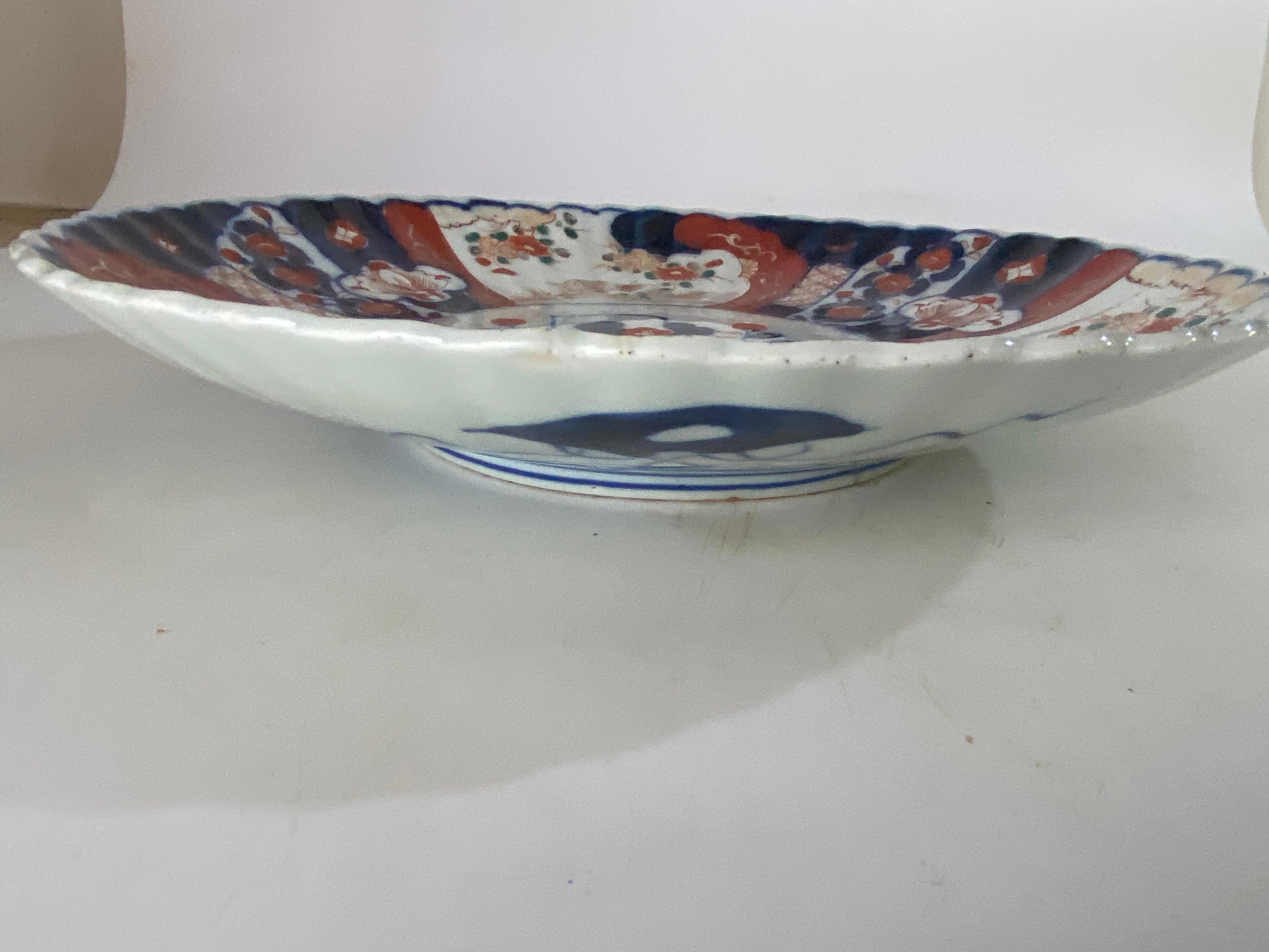 Japanese 19th Century Scalloped Imari Porcelain Dish or Charger For Sale 1