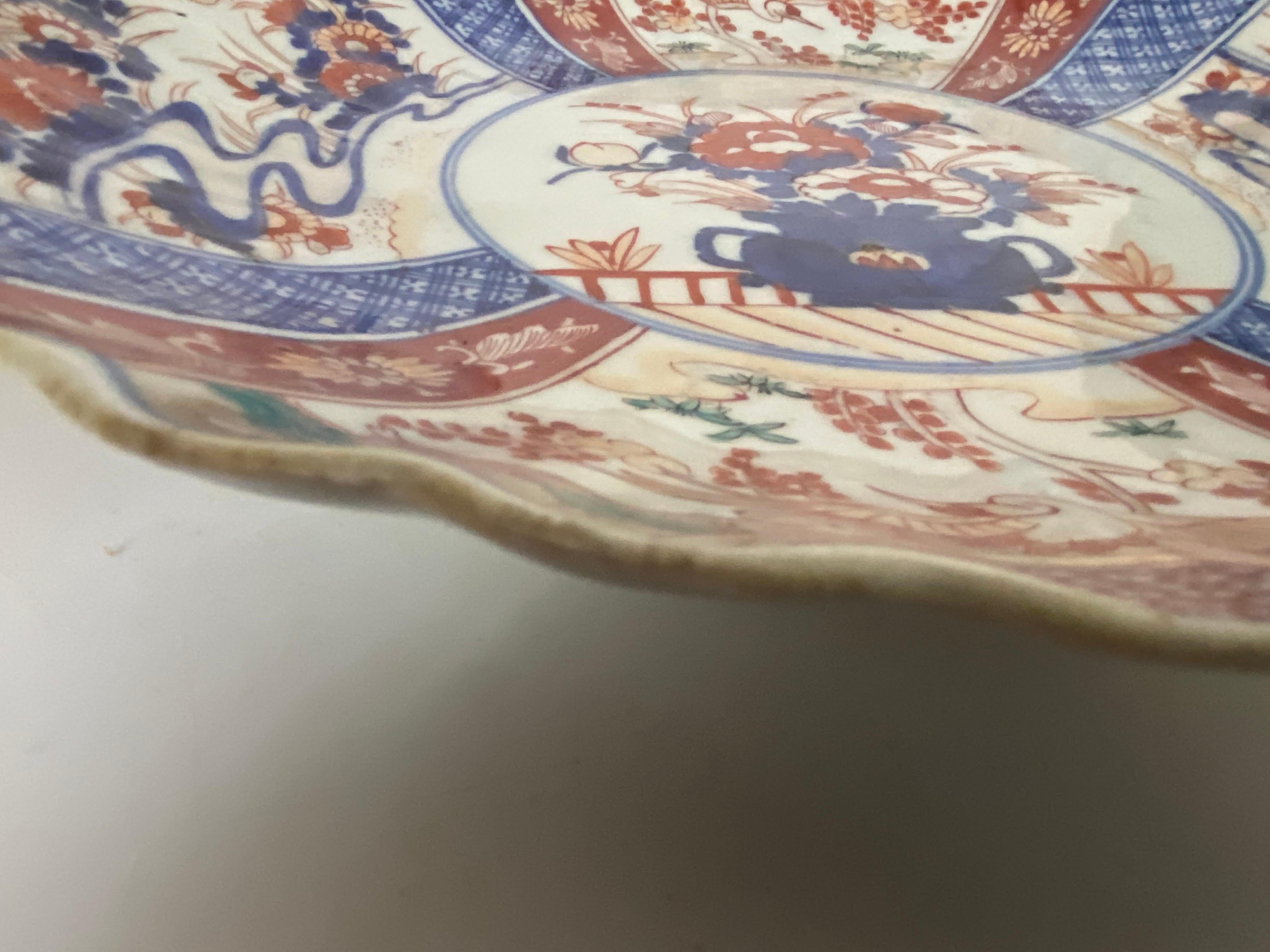 Porcelaine Plat ou chargeur festonné en porcelaine Imari Porcelain japonaise du 19e siècle en vente
