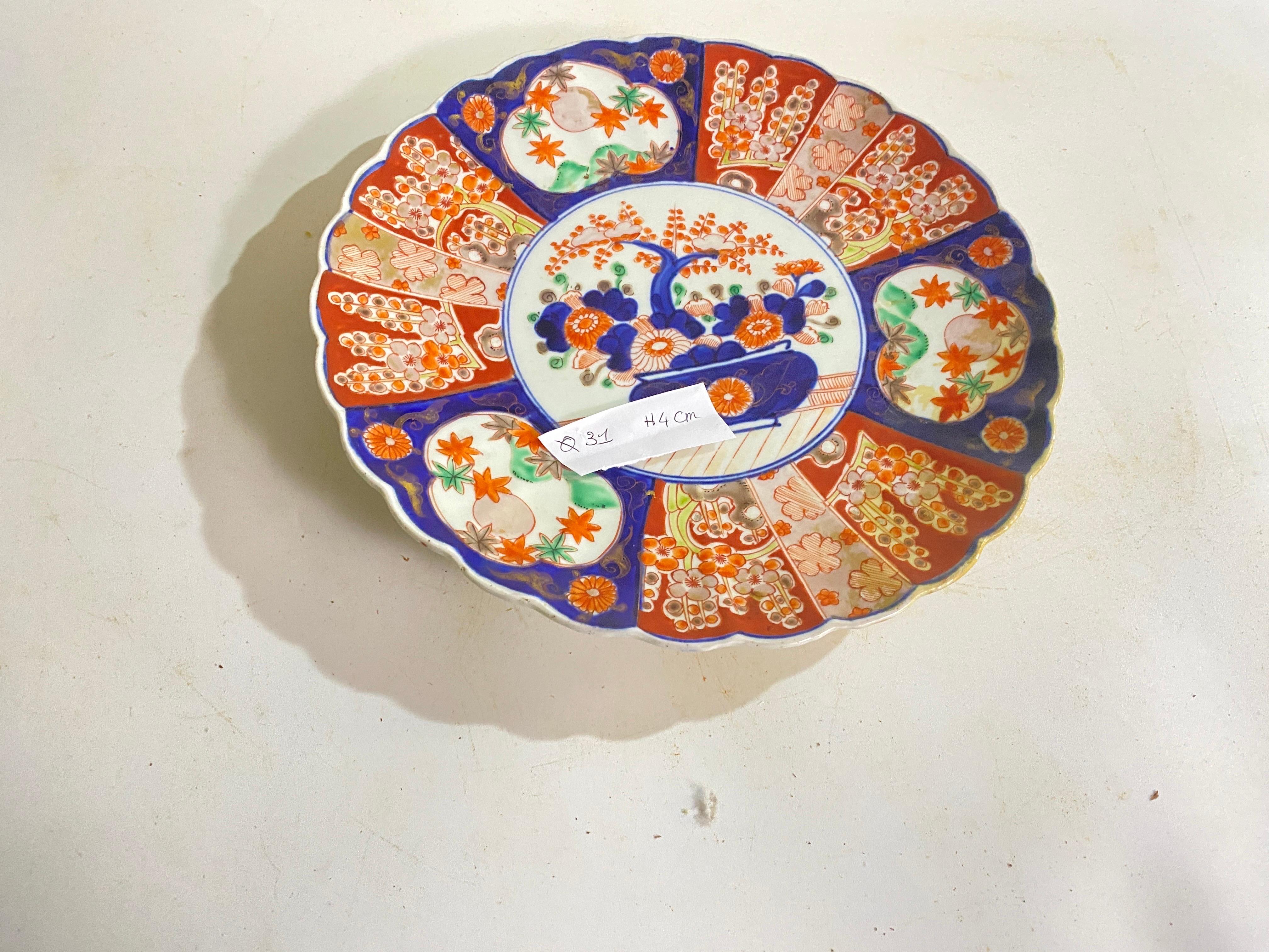Plat ou chargeur festonné en porcelaine Imari Porcelain japonaise du 19e siècle en vente 2