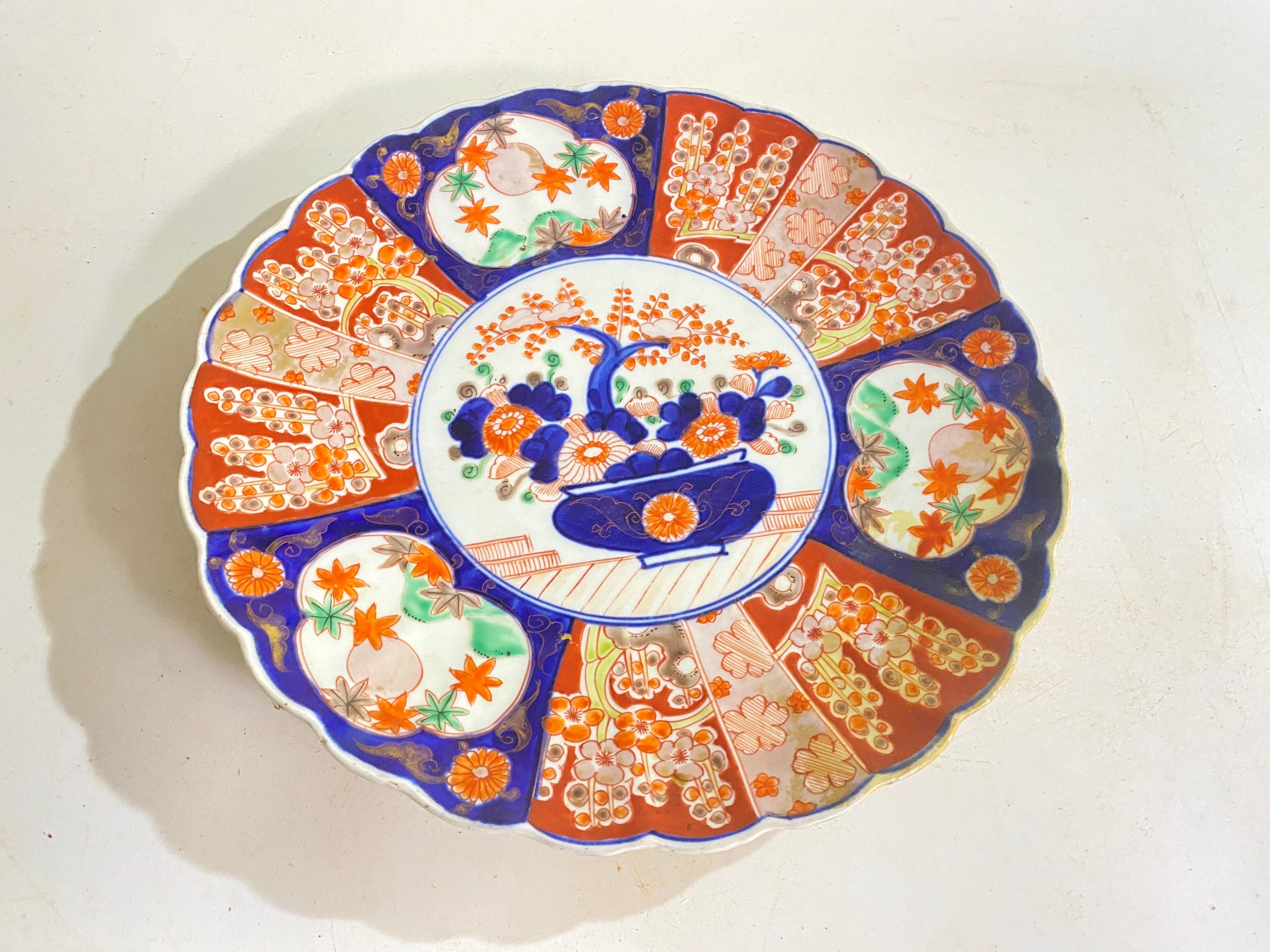 Plat ou chargeur festonné en porcelaine Imari Porcelain japonaise du 19e siècle en vente 3