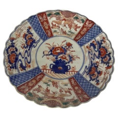 Plat ou chargeur festonné en porcelaine Imari Porcelain japonaise du 19e siècle