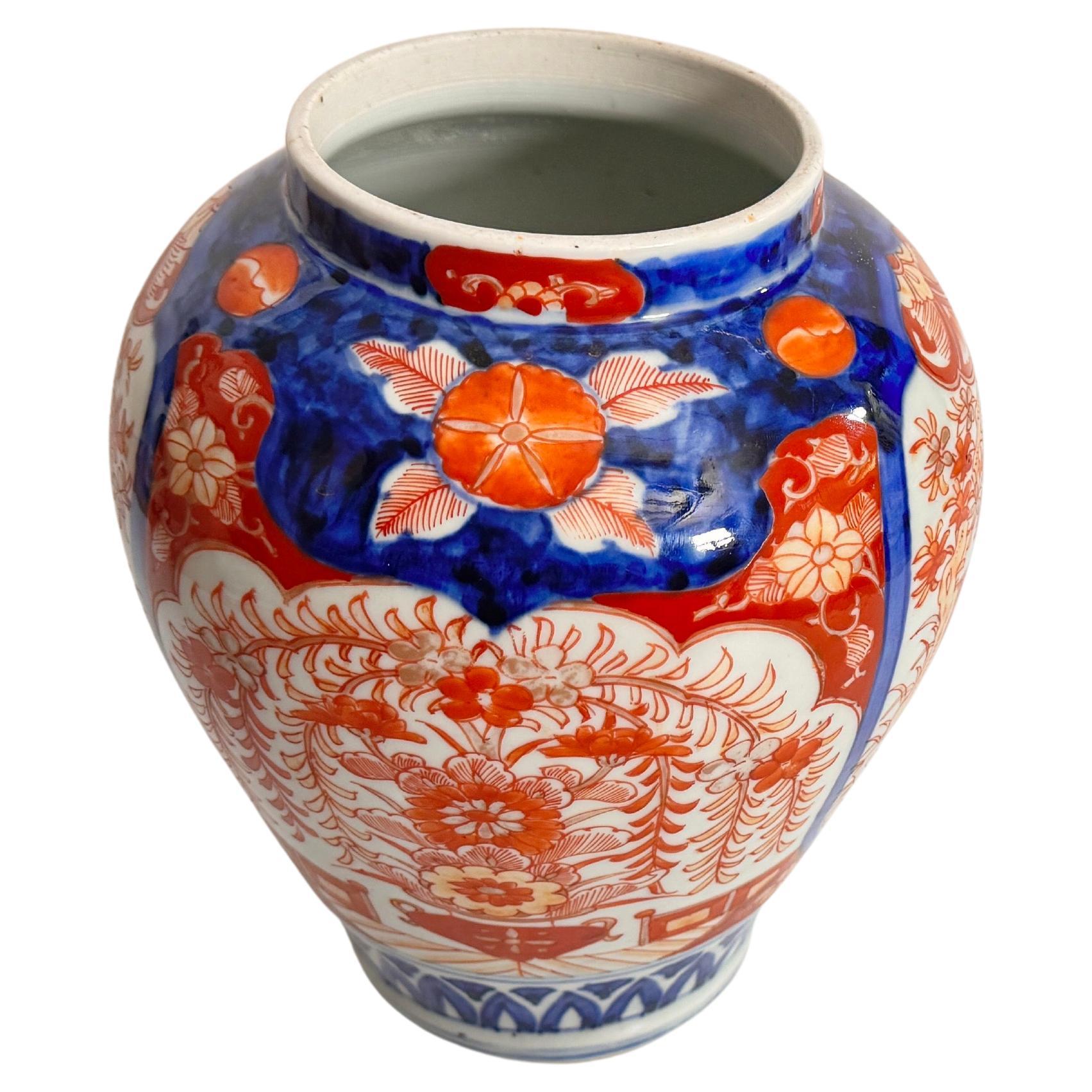 Vase japonais, fabriqué au Japon au début du 19e siècle. Mejii 
Vase ancien en porcelaine japonaise, début du 20e siècle, motif floral bleu et orange, 23 cm de diamètre


Ce superbe vase en porcelaine japonaise date du début du XIXe siècle et arbore