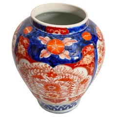 Japanese 19th Century Scalloped Imari Porcelain vase Mejii Period