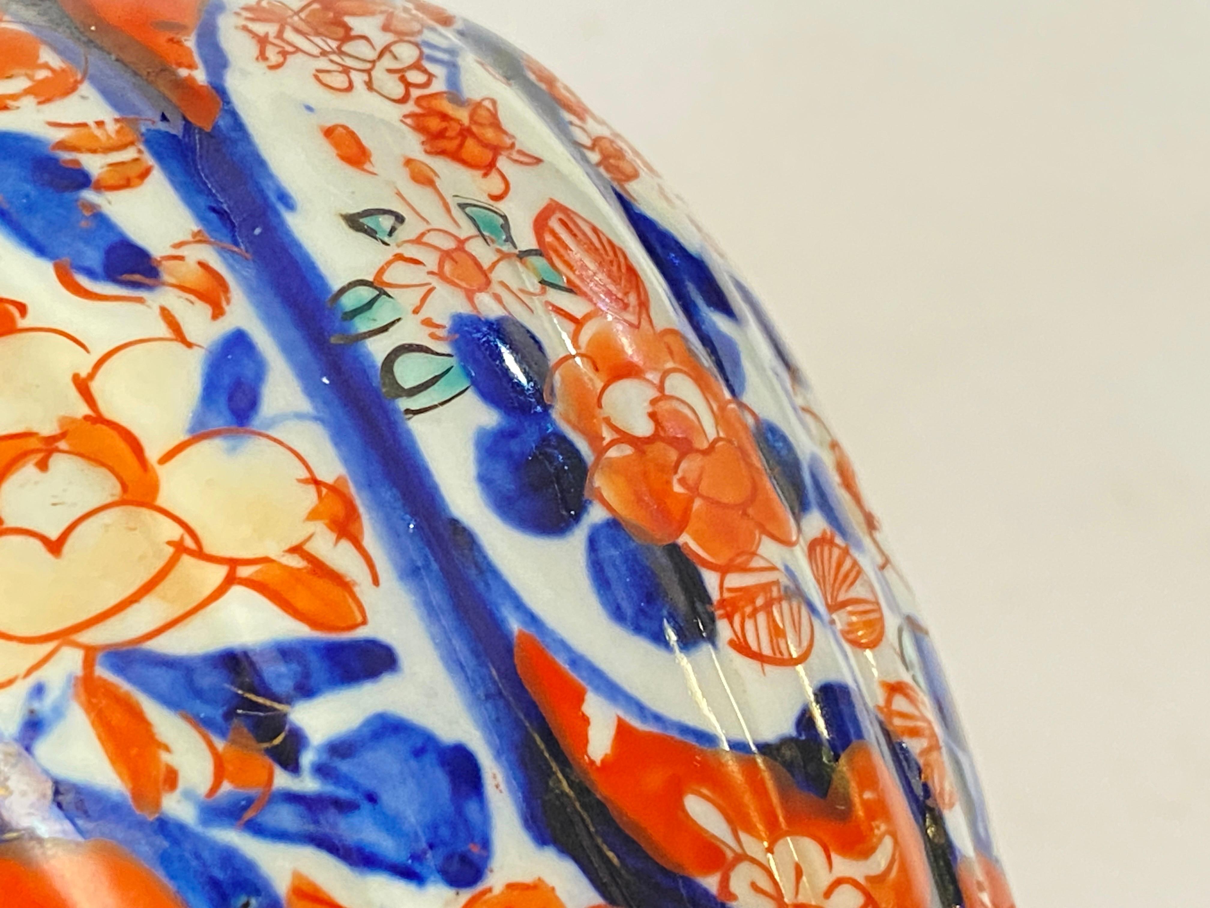 Chinese Export Japanese 19th Century Scalloped Imari Porcelain vase Mejii Period For Sale