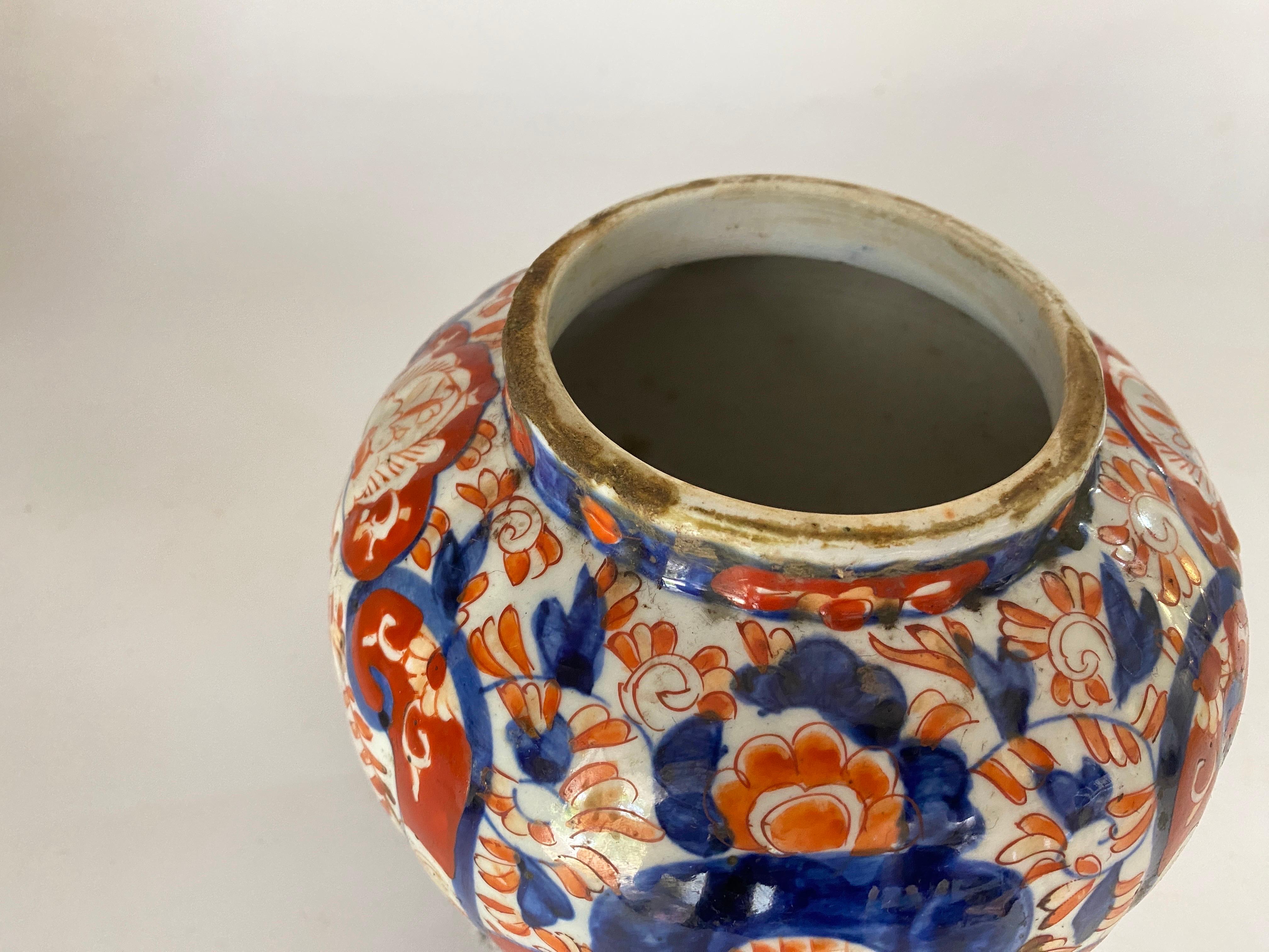 Chinese Export Japanese 19th Century Scalloped Imari Porcelain vase Mejii Period