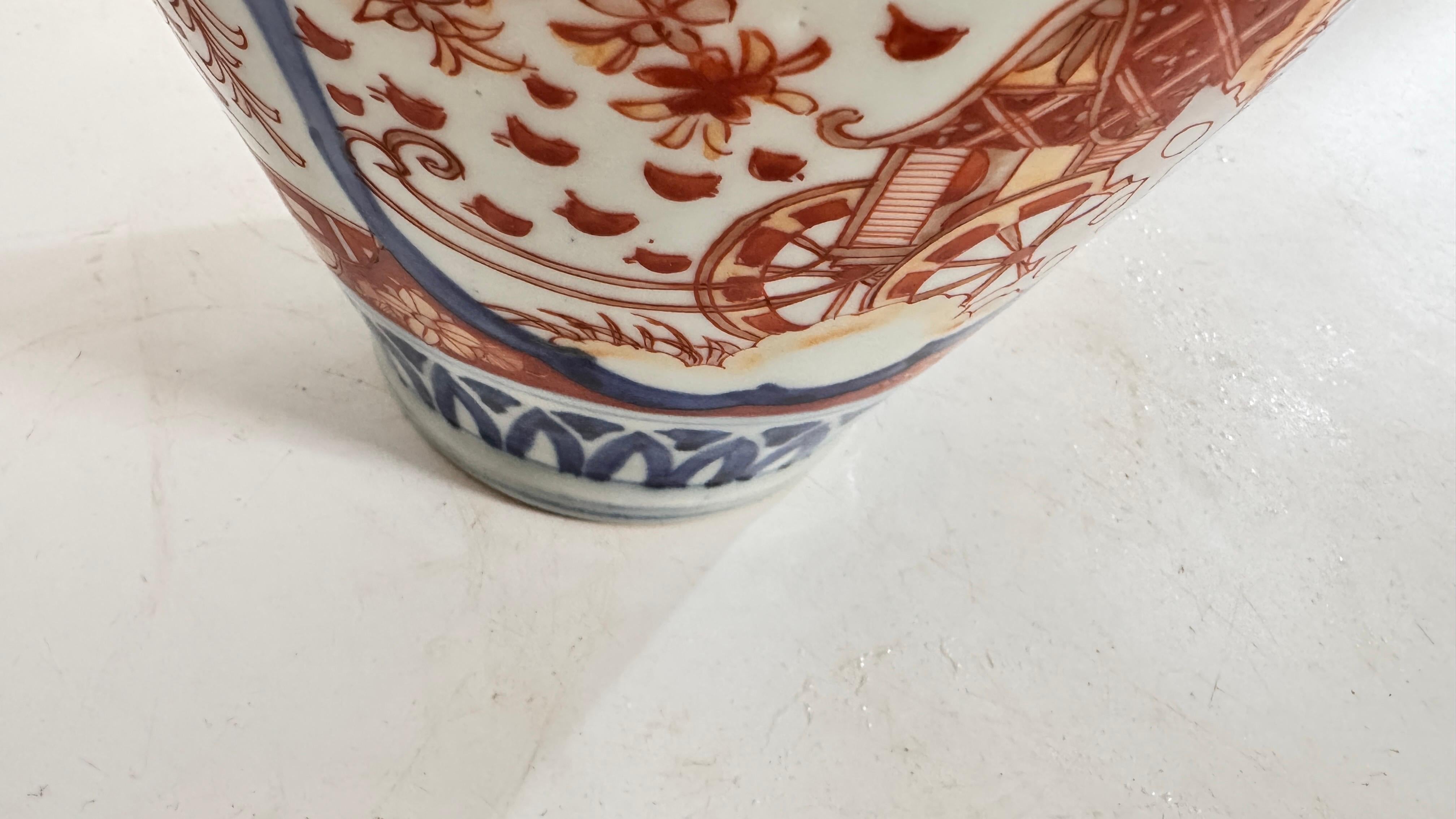 Japonais Vase japonais en porcelaine Imari festonné du 19ème siècle Période Mejii en vente