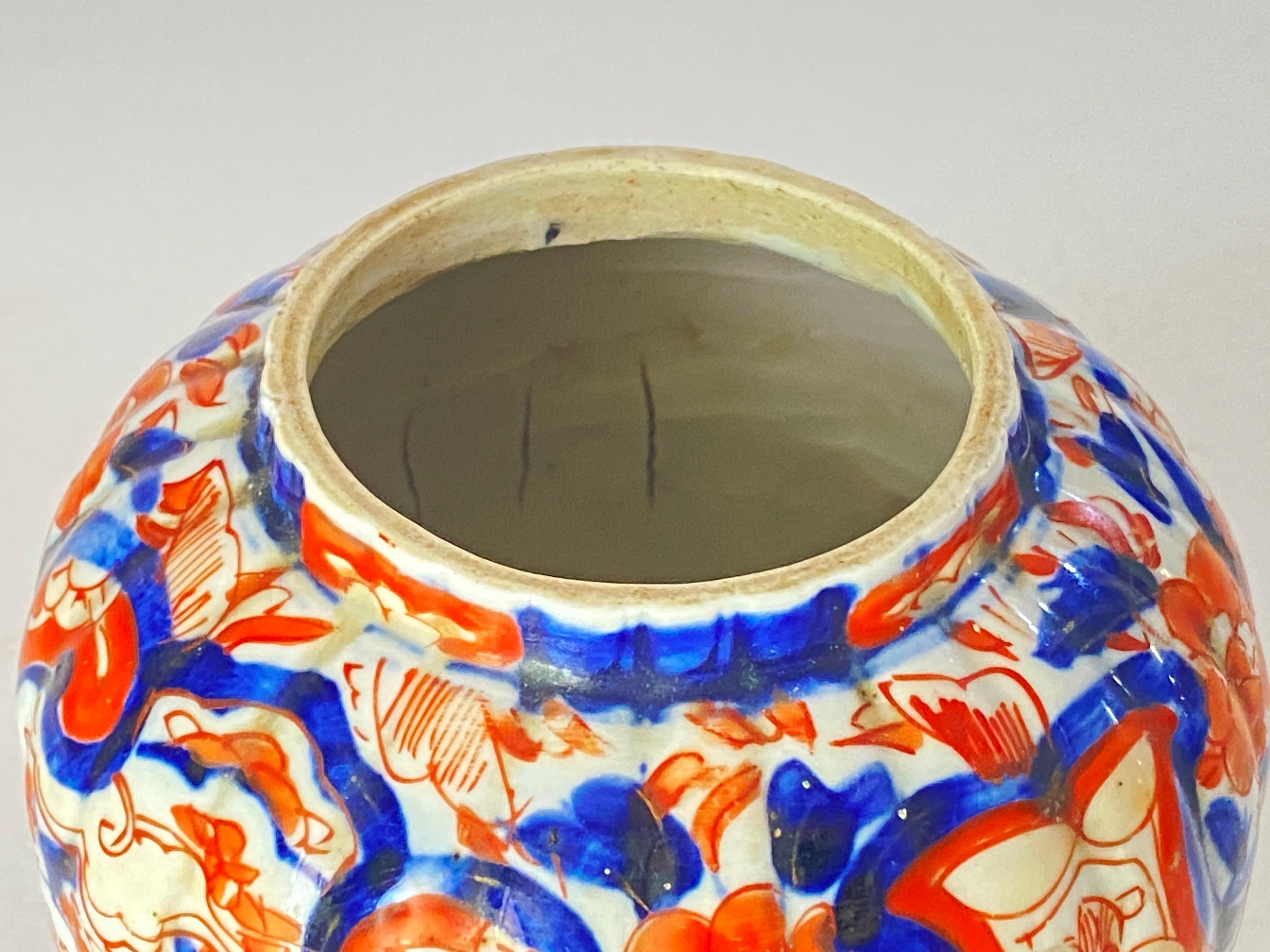 Japanese 19th Century Scalloped Imari Porcelain vase Mejii Period For Sale 3