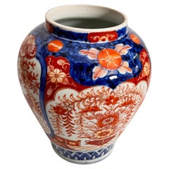Japanese 19th Century Scalloped Imari Porcelain vase Mejii Period