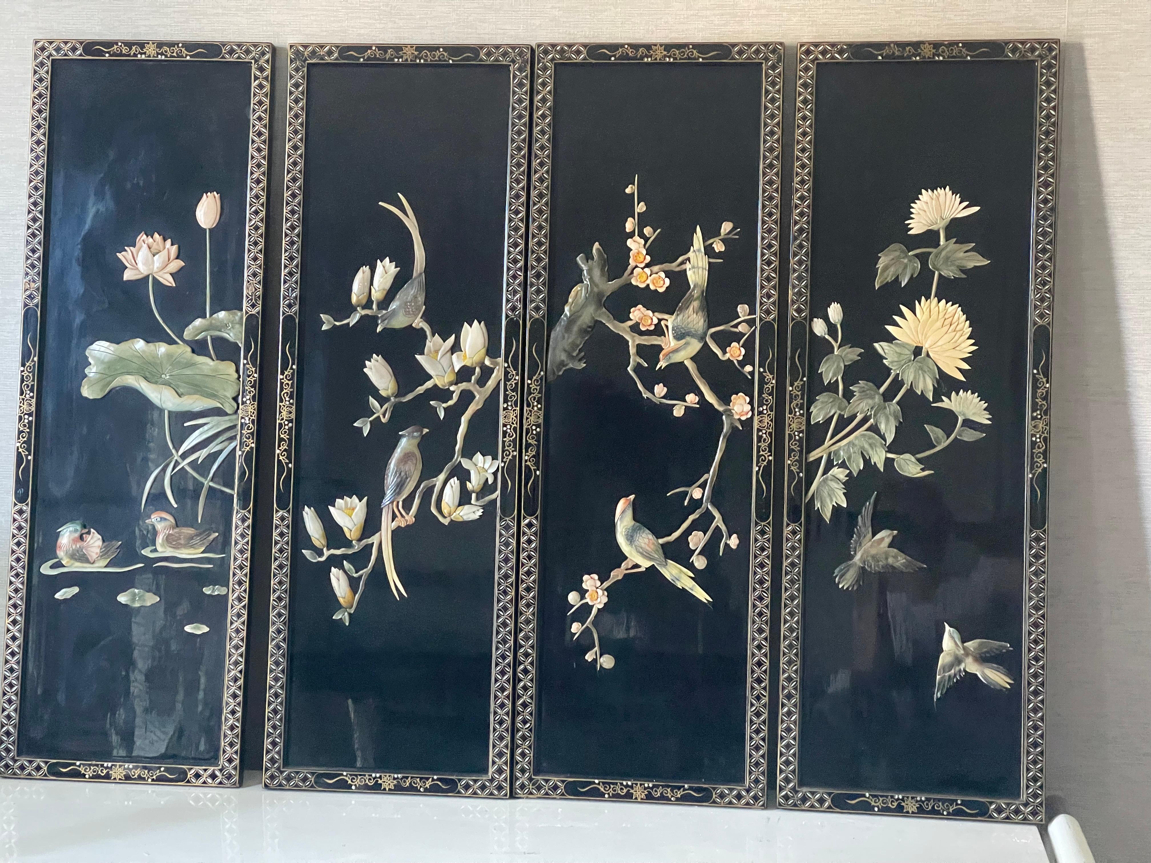 Biombo asiático lacado en negro de 4 paneles o dos paneles dobles con apliques de pájaros y flores de cuerno o material similar al cuerno.