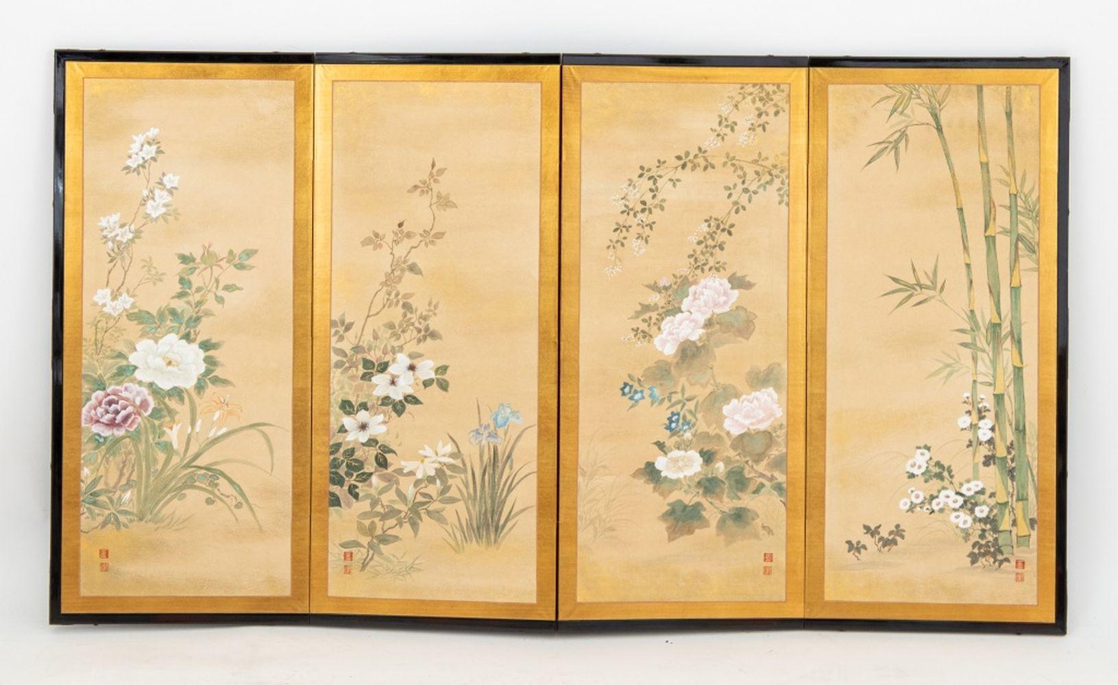 Paravento giapponese Byobu a quattro pannelli, con scene di fiori dipinte a mano all'interno di bordi dorati, marchi di sigillo chop su ciascun pannello. Pannelli più grandi: 38,75