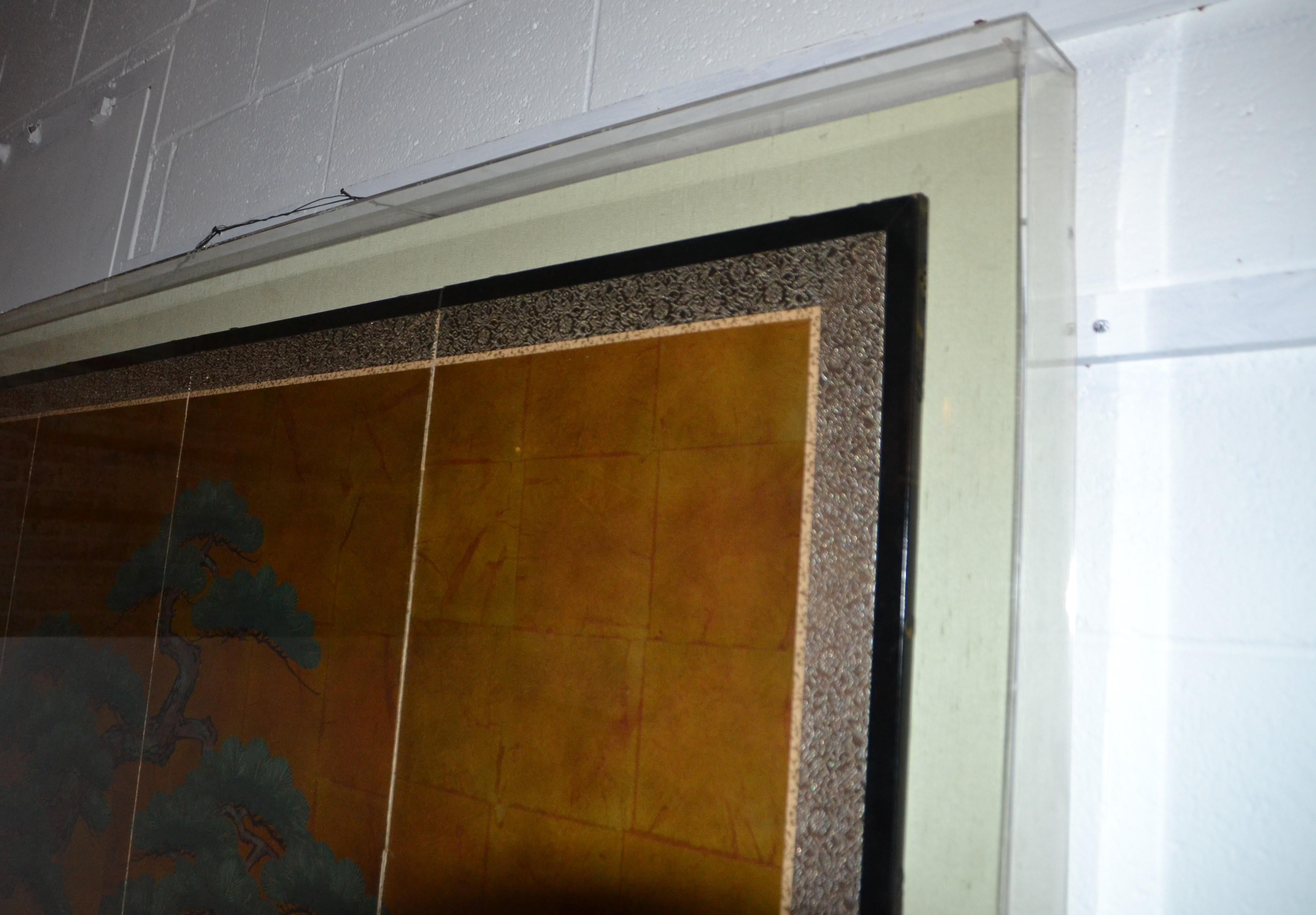 Vergoldeter und bemalter japanischer Raumteiler mit 4 Tafeln, gerahmt in Lucite (Mitte des 20. Jahrhunderts)