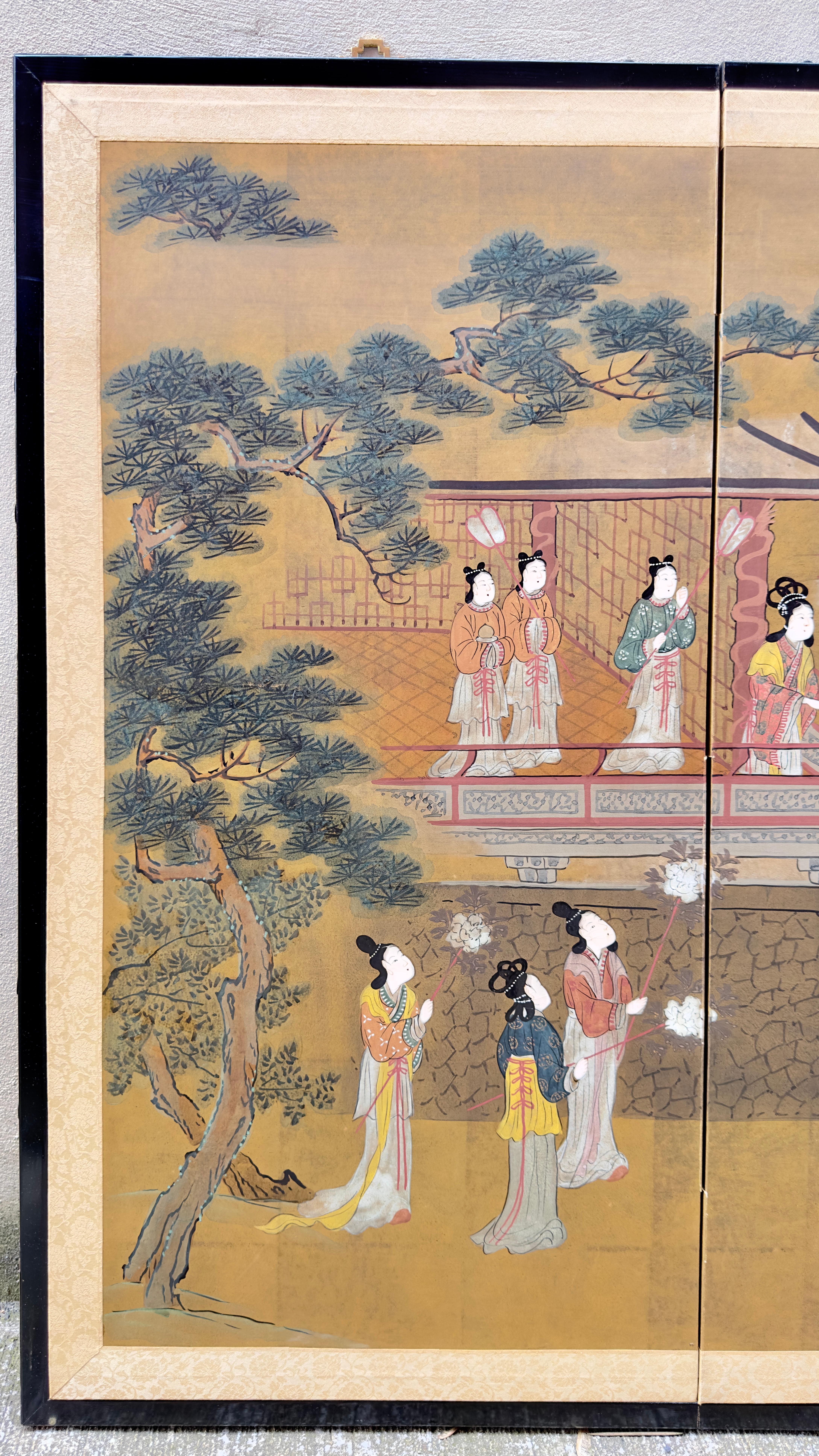 Japonisme Court japonais à 4 panneaux avec 13 femmes dans le jardin en vente