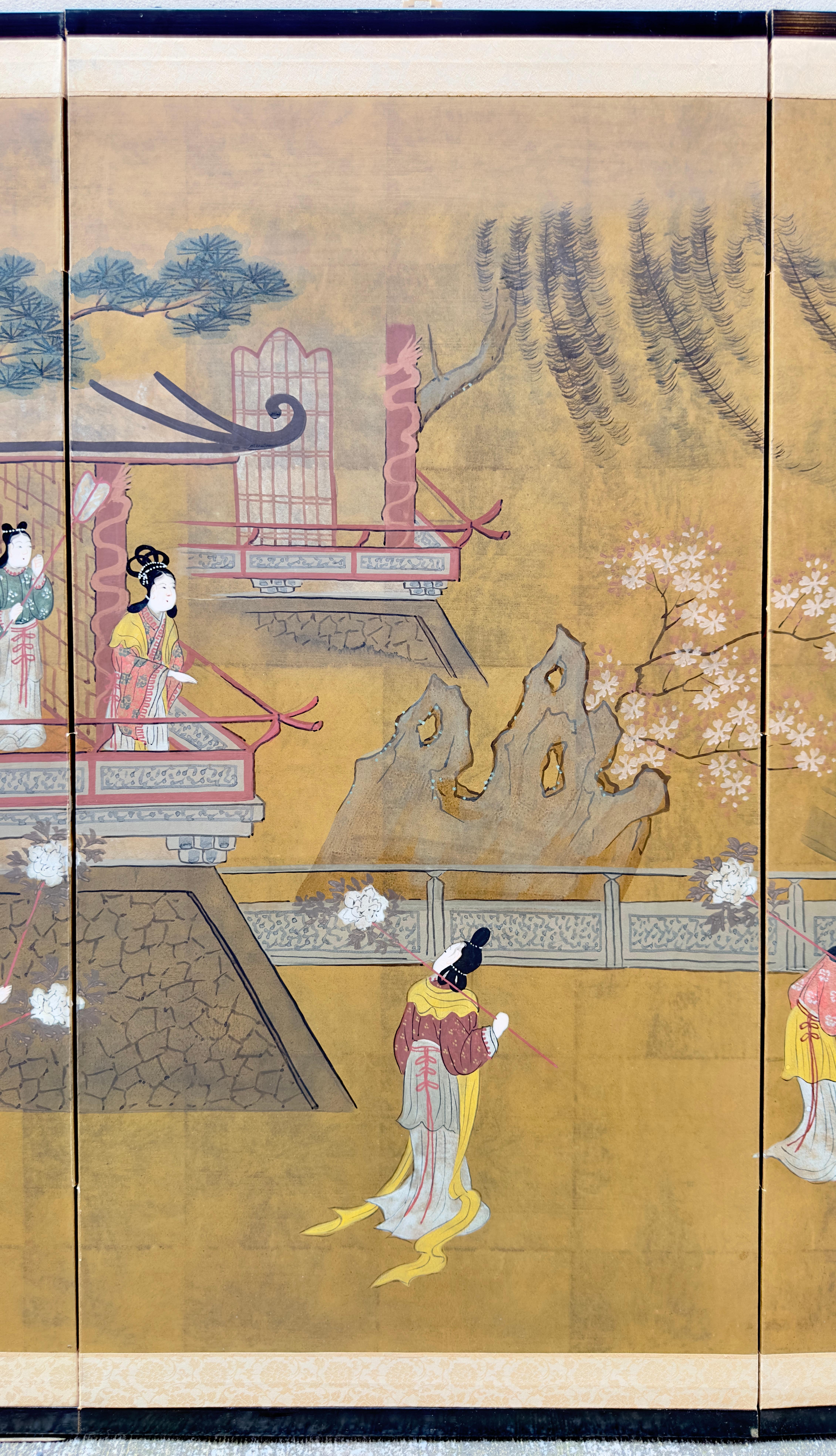 Court japonais à 4 panneaux avec 13 femmes dans le jardin Bon état - En vente à New York, NY