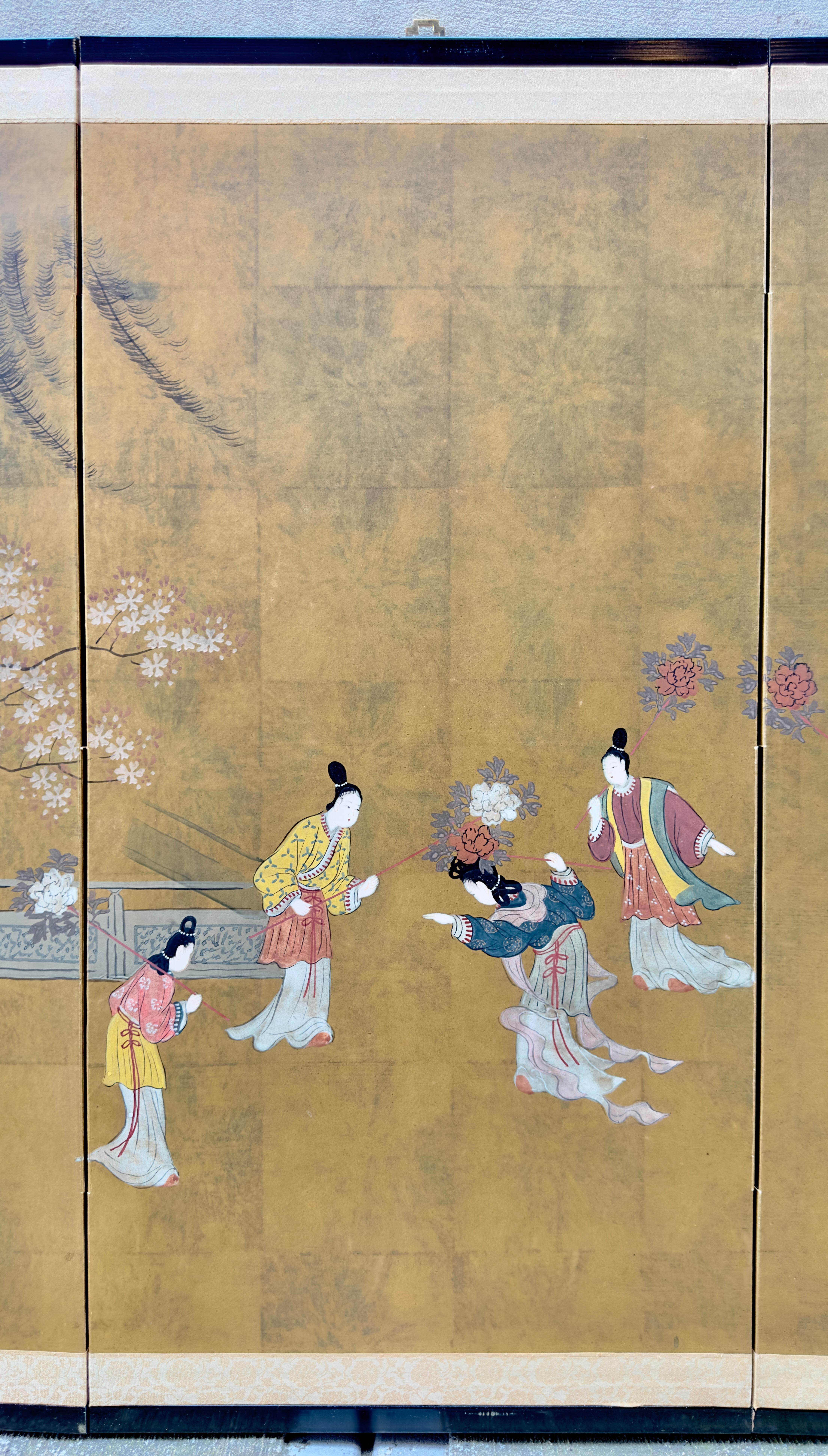 20ième siècle Court japonais à 4 panneaux avec 13 femmes dans le jardin en vente