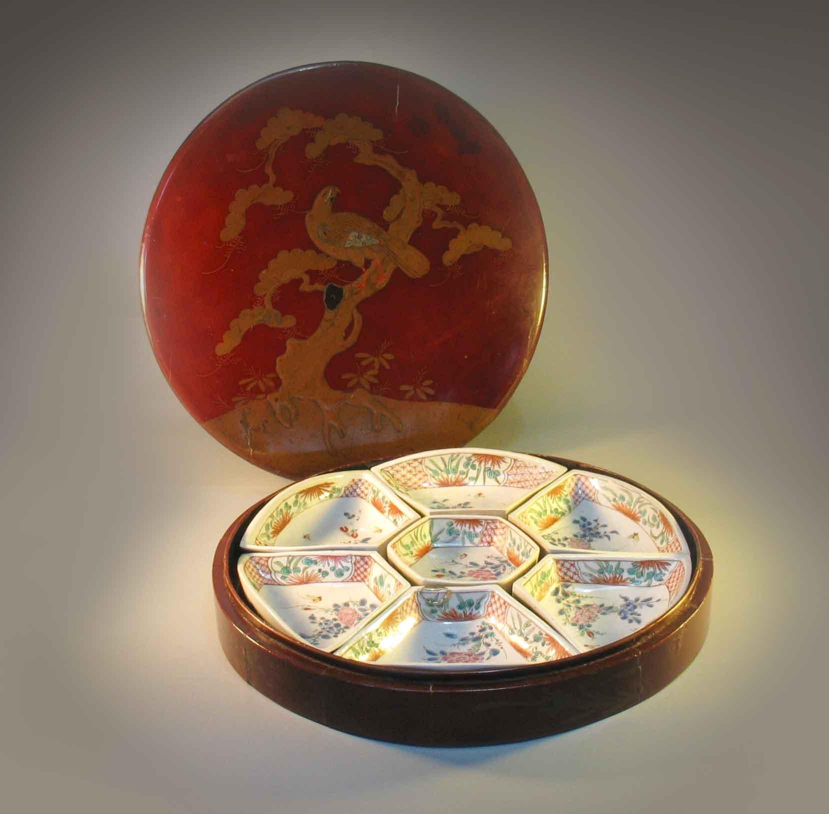 7 pièces japonaise Arita Sweetmeat Set & boîte en laque assortie Période Meiji, années 1880 en vente 3