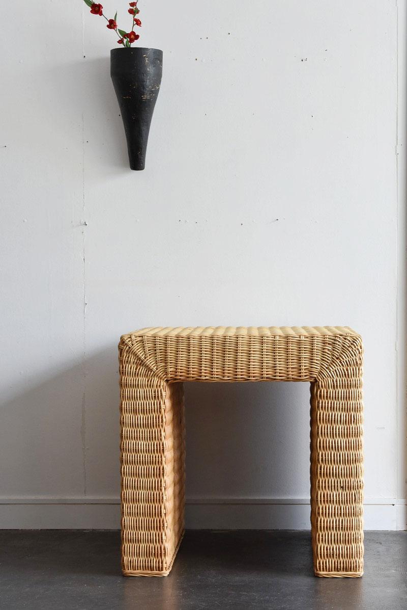 A very interesting modern design square table.
It is woven with rattan.
I think it's a Japanese table around 1990-2000s.

Rattan is woven to make a wooden frame and cover it, resulting in a beautiful surface.
With a height of 60 cm, it is ideal