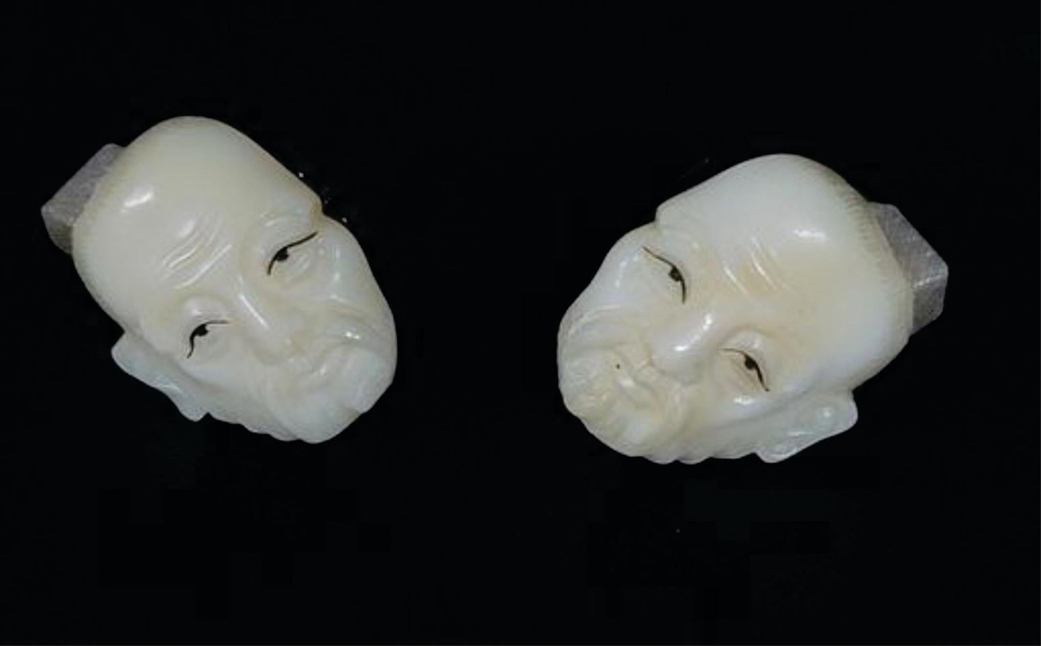 Japanese a pair of finely carved cuff links with opposing faces
Dimension:  Size: 3cm 
Condition: Excellent Condition, no damage.

