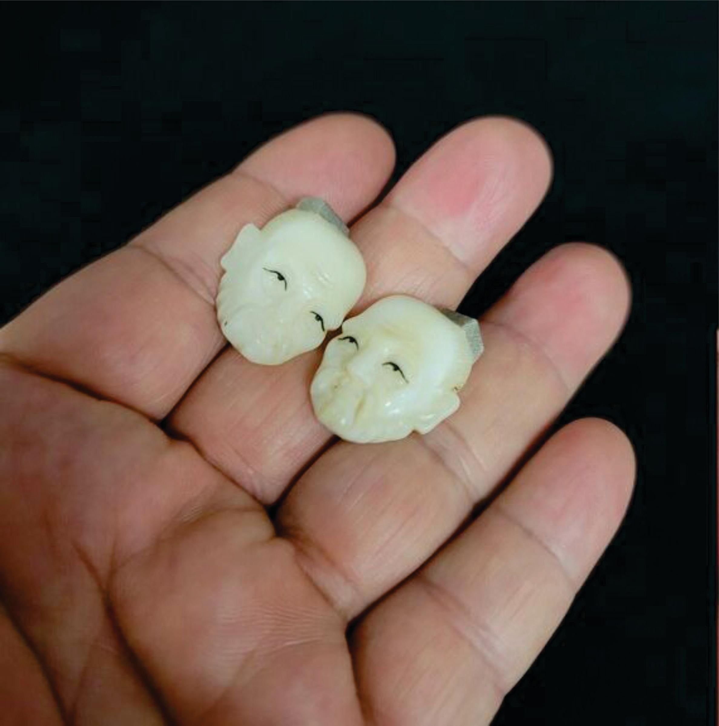 Japanese a pair of finely carved cuff links with opposing faces For Sale 3