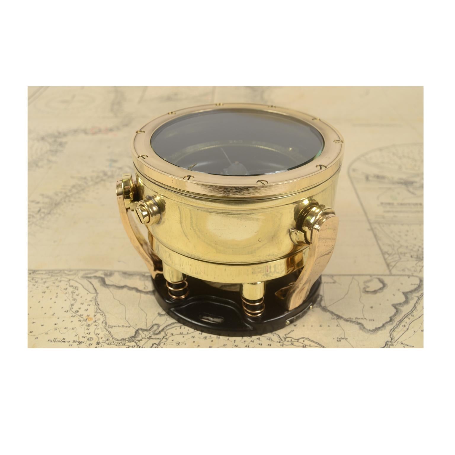 WWII Japanese Antique Magnetic Aeronautical Magnetic Compass  Brass and Glass In Good Condition In Milan, IT