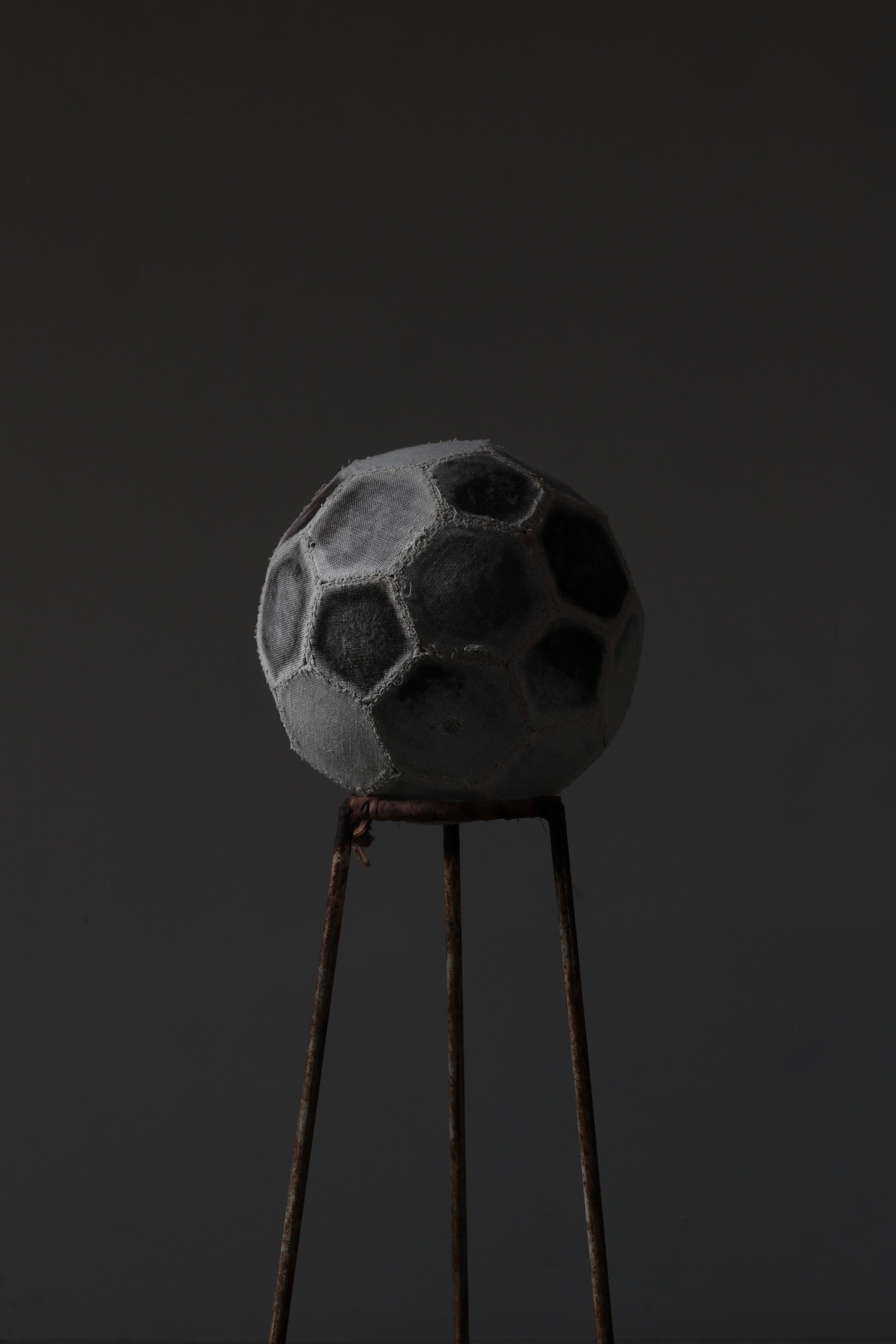 This is an old toy soccer ball.
Over the years, the outer material has peeled off, exposing the inner material. The appearance, which has changed naturally over time, has a beauty that could not be created by human hands.
All of the elements, such