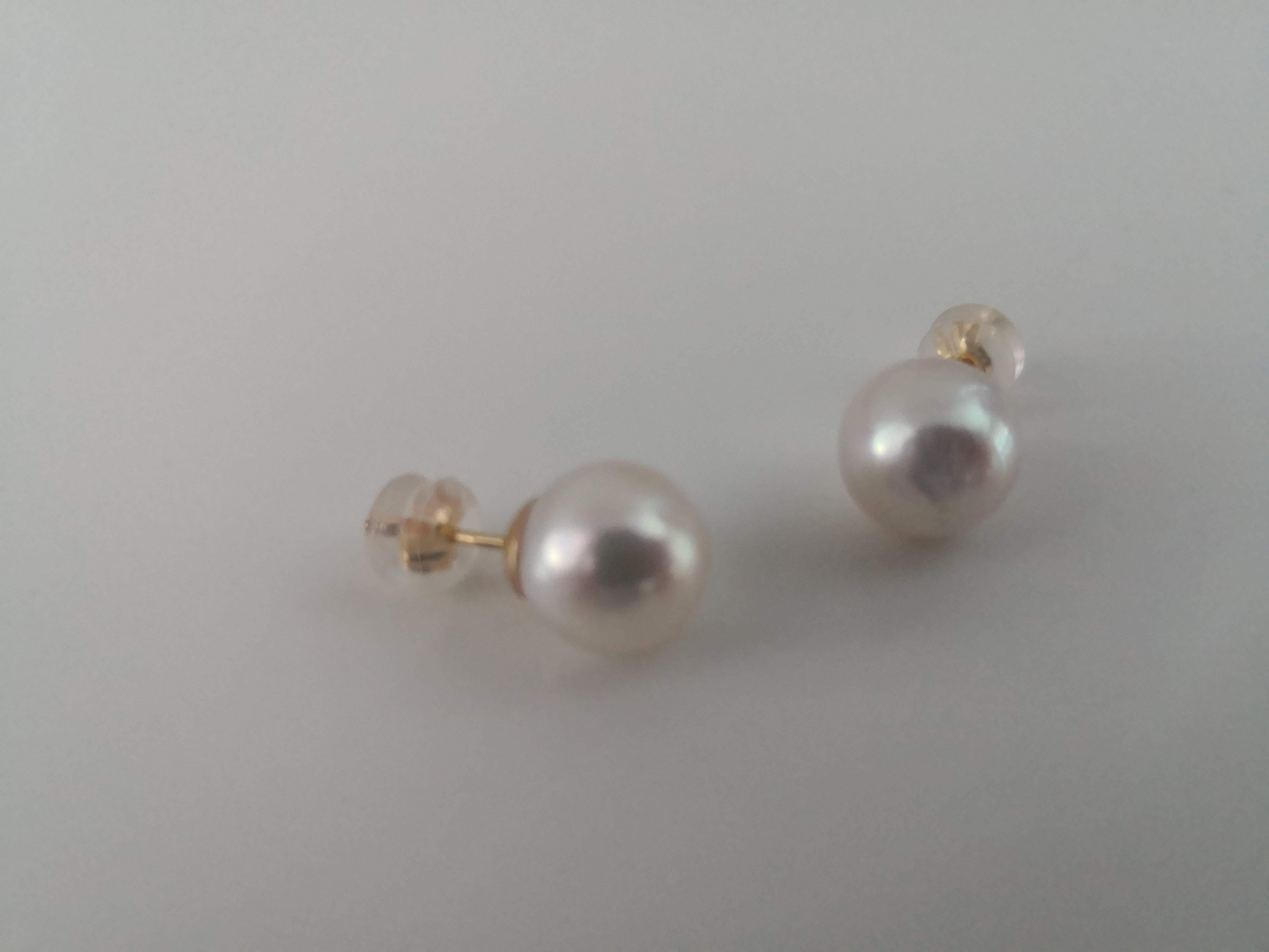 - Japanse Akoya Cultured Pearls

- Country of origin: Japan Sea waters

- Produced by Akoya Oyster 

-  Size 8-8.5 mm of diameter

- Very High-Quality luster and orient

- White Color

- Pearls of round shape

- 18K yellow gold mounting

- 2