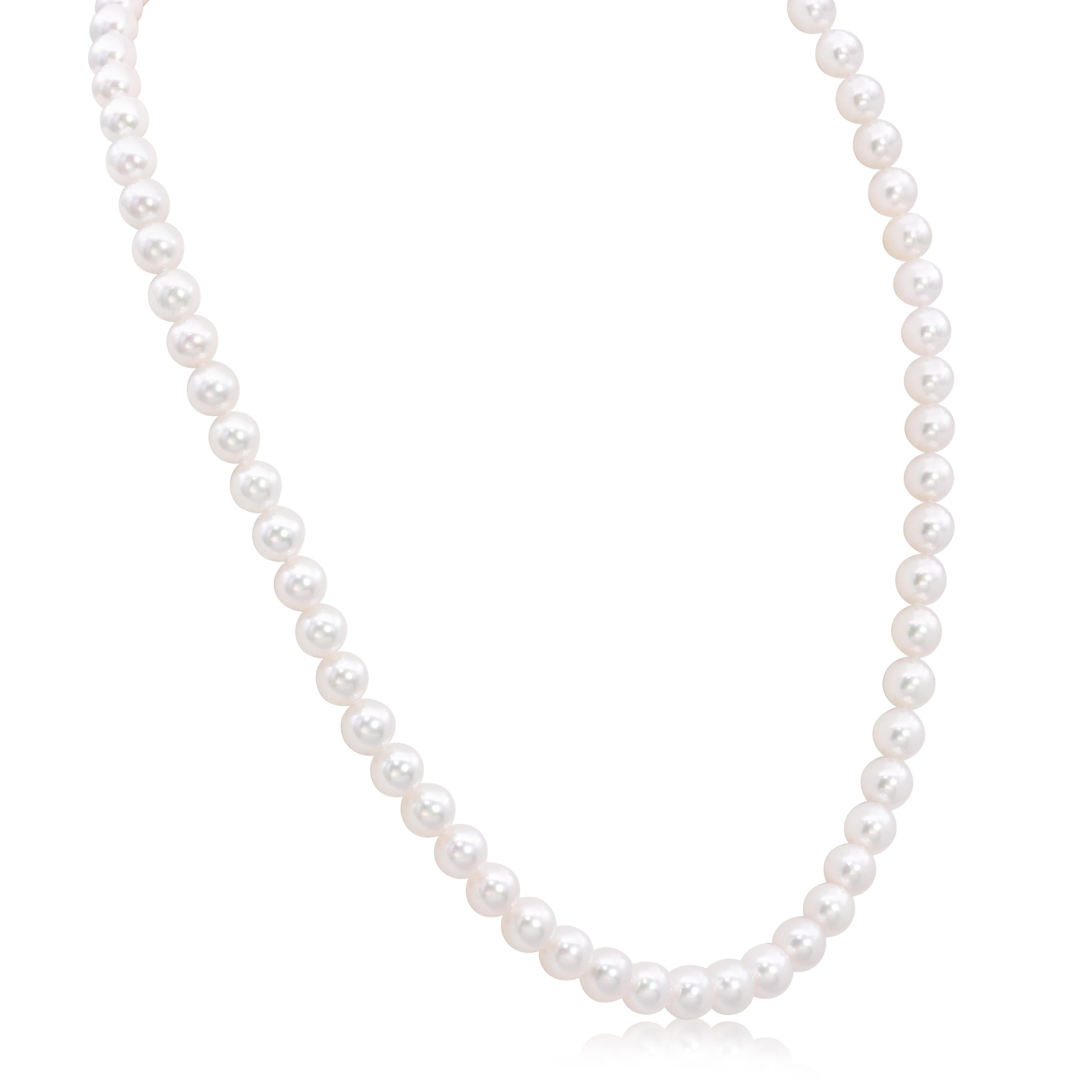 Un'elegante collana con perle d'acqua salata giapponesi Akoya di qualità AAA di 6-6,5 mm. Accentuato da una chiusura incrostata di diamanti del peso totale di 0,37 carati, F-VS+, finemente incastonati in oro bianco 18 carati in una splendida