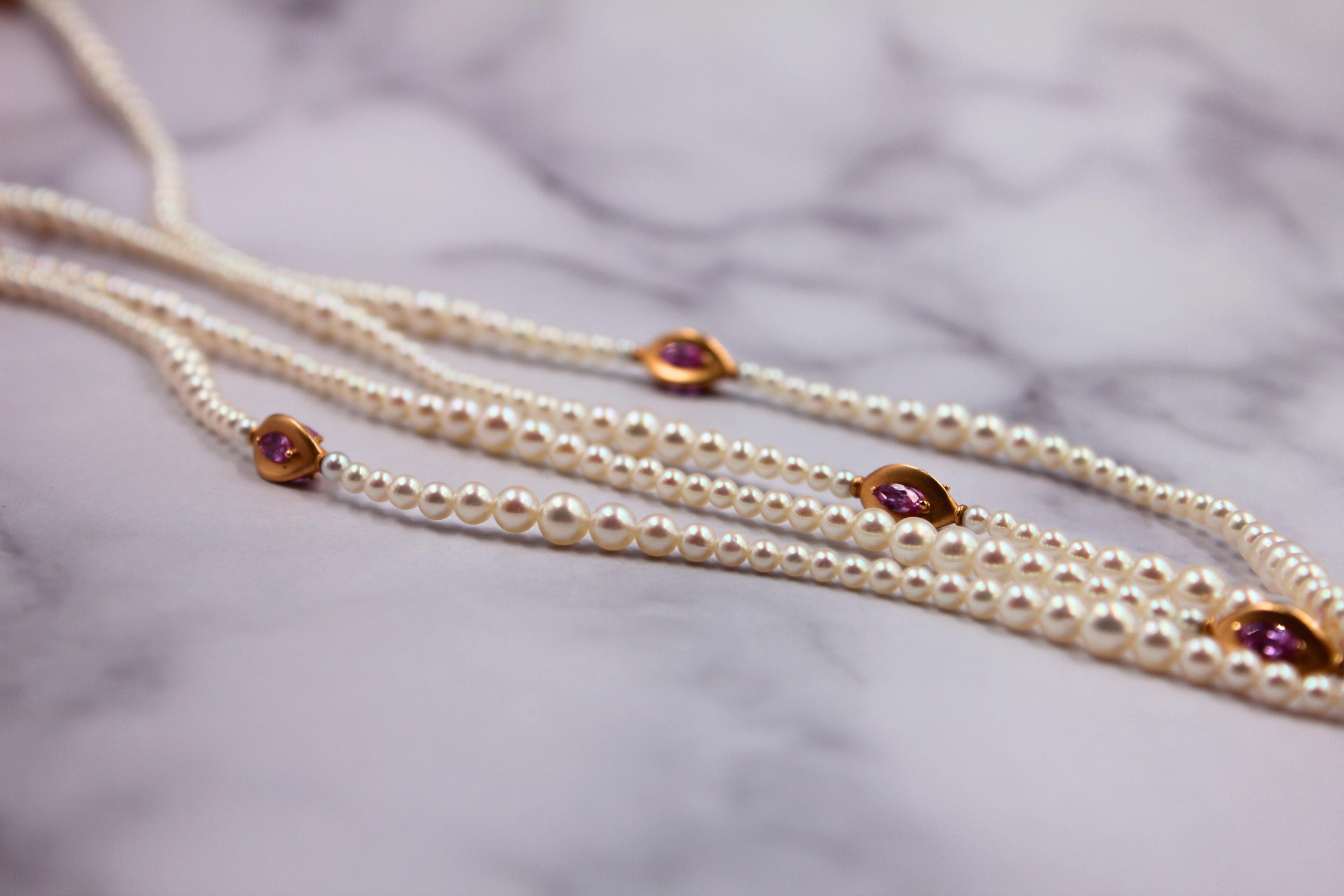 Lange japanische Akoya-Perlen-Halskette aus 18 Karat Gelbgold mit rosa Saphiren im Angebot 1