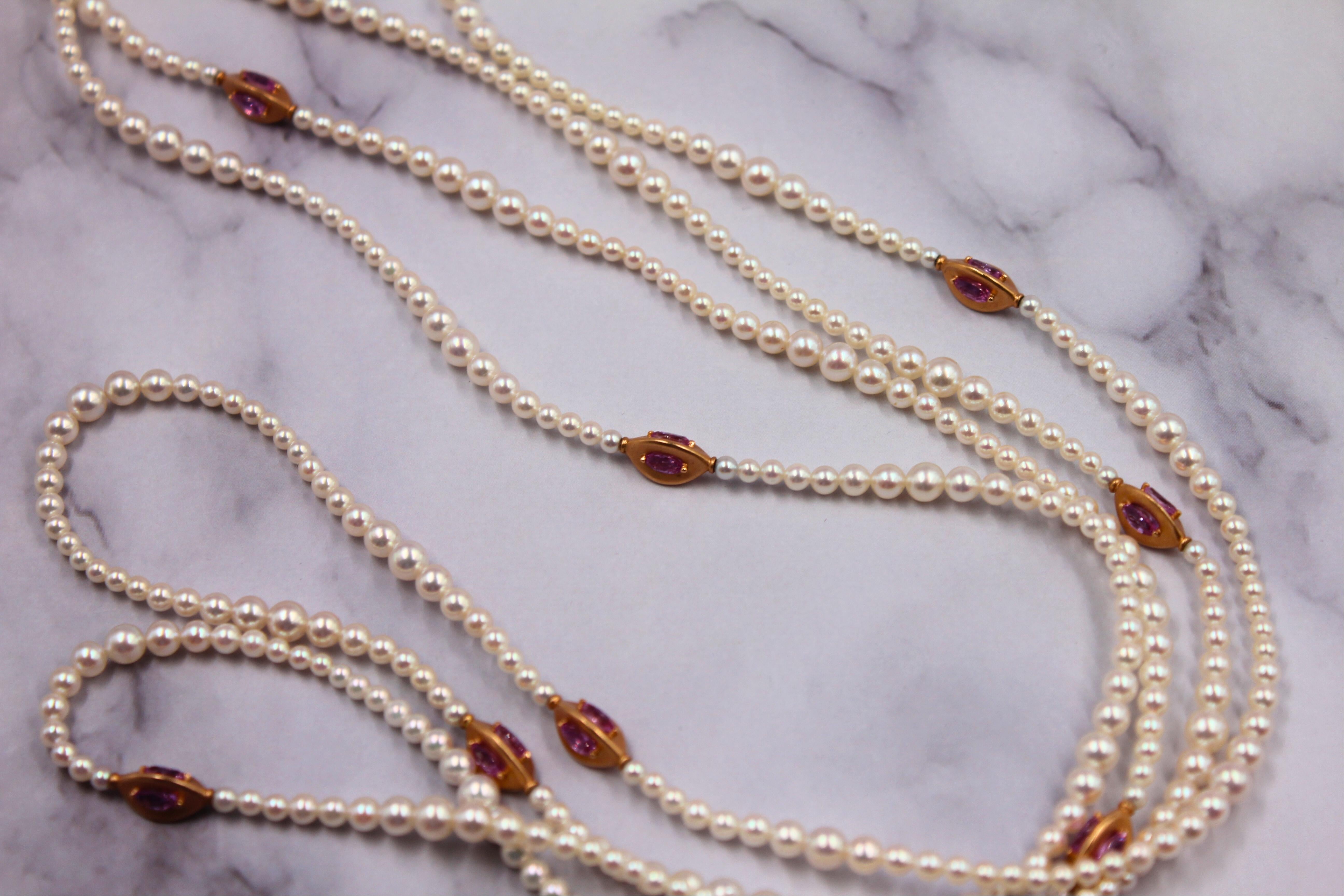 Lange japanische Akoya-Perlen-Halskette aus 18 Karat Gelbgold mit rosa Saphiren im Angebot 3