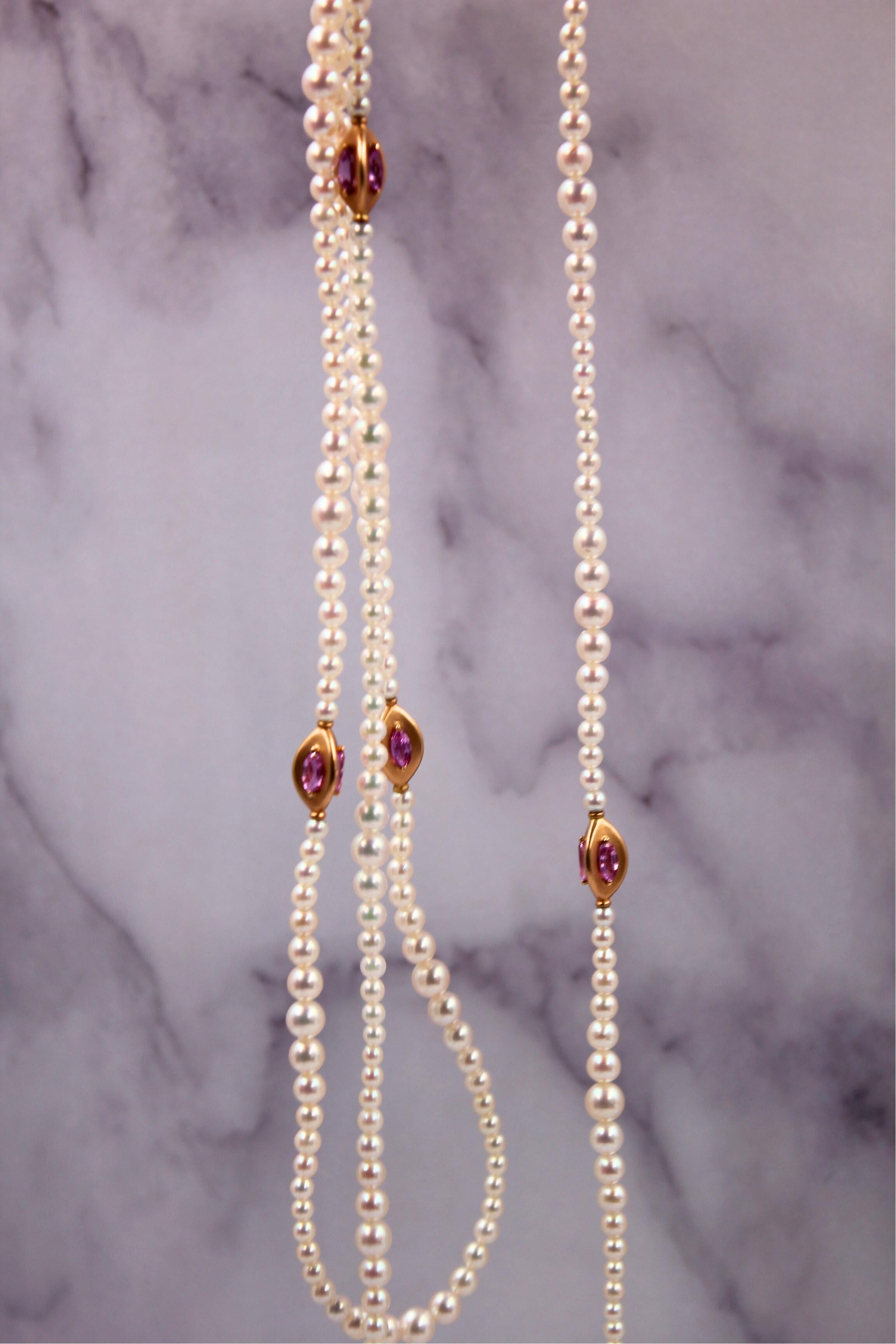 Lange japanische Akoya-Perlen-Halskette aus 18 Karat Gelbgold mit rosa Saphiren für Damen oder Herren im Angebot