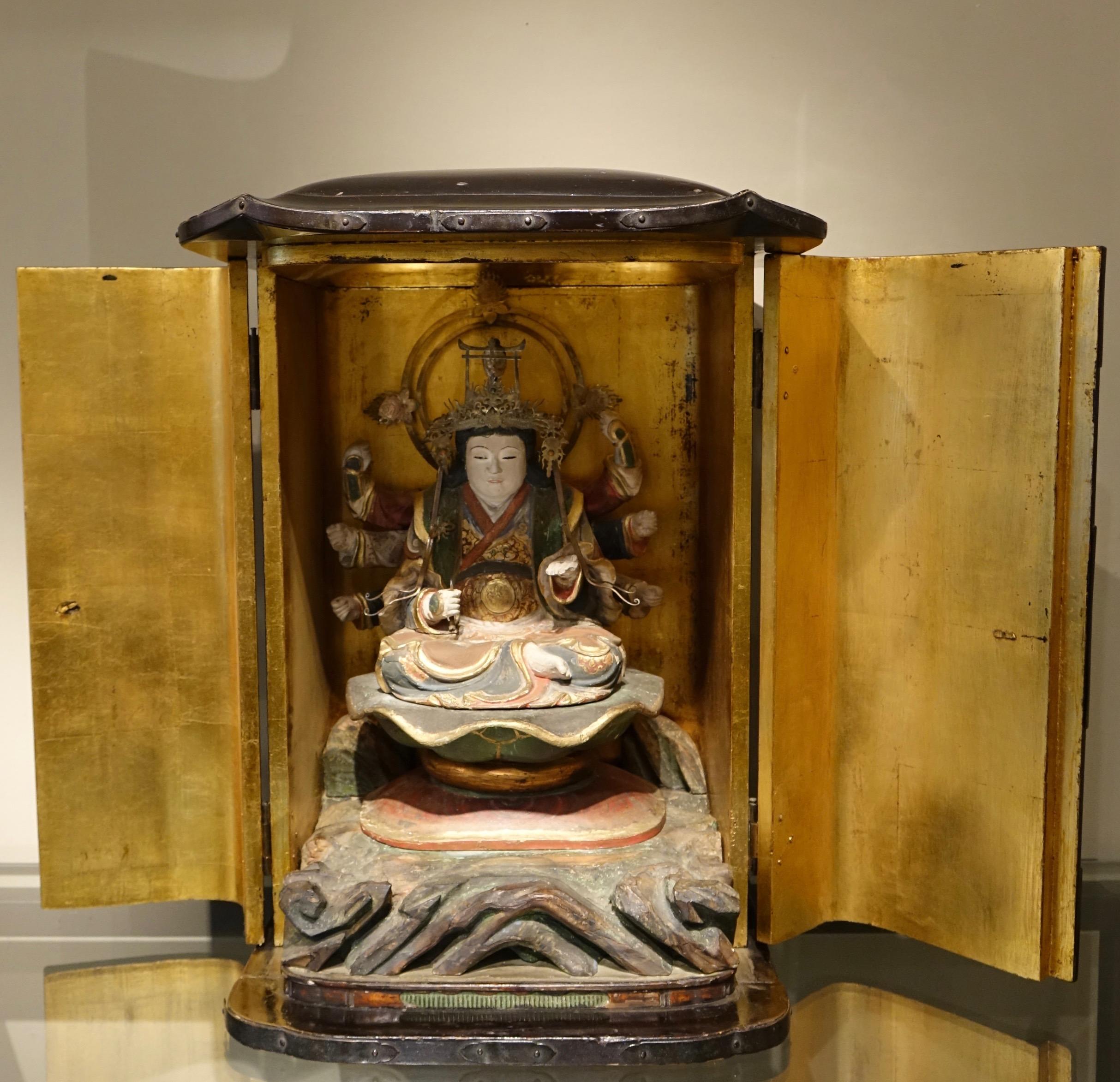 Portable altar in black lacquered wood, with two doors opening onto a representation of the Benzaïten Goddess, eight-armed guardian of Buddhist values. Represented in feminine features, she is known as one of the Seven Divinities of Good Fortune.
On