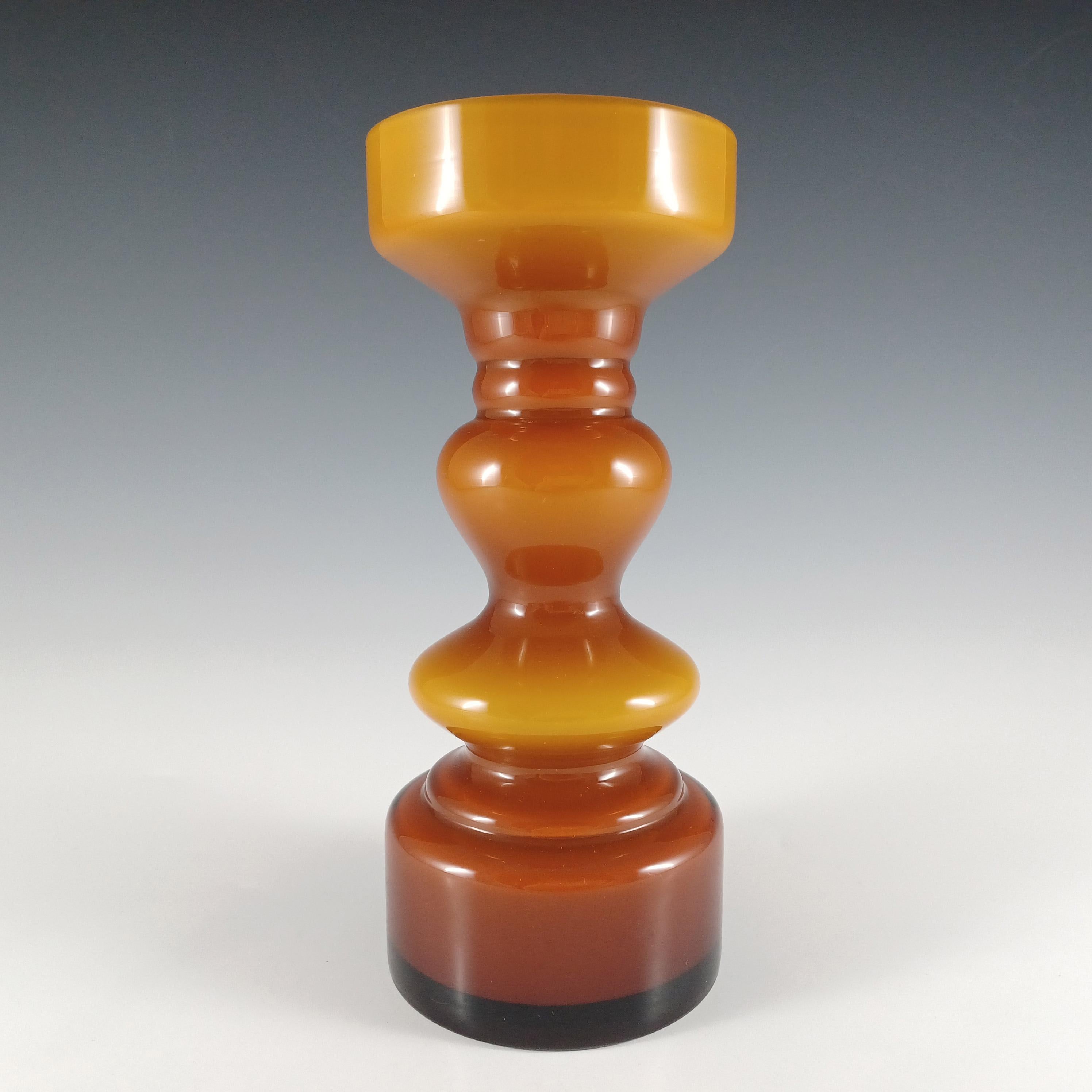 Un superbe vase en verre ambré de style Whiting, avec une enveloppe blanche à l'intérieur. Fabriqué au Japon, probablement dans les années 1970. 

Taille
Mesure environ 8 pouces de haut et 3,25 pouces de diamètre au point le plus