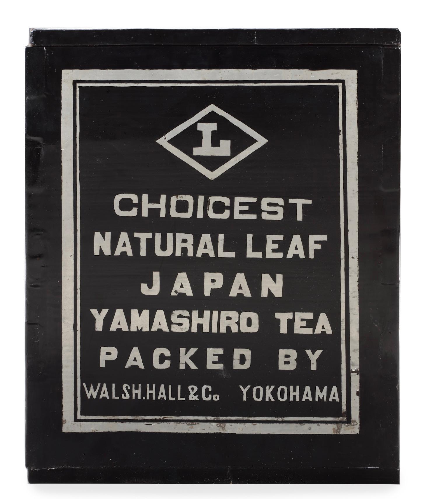 Eine Teekiste aus japanischem Zypressenholz oder Hirohi 'Walsh, Hall & Co, Yokohama

Yokohama, 1862-1897, mit der Inschrift: Choicest Natural Leaf Yamashiro Tea, verpackt von Walsh, Hall & Co, Yokohama

Maße: H. 53,5 x B. 61,5 x T. 41,5