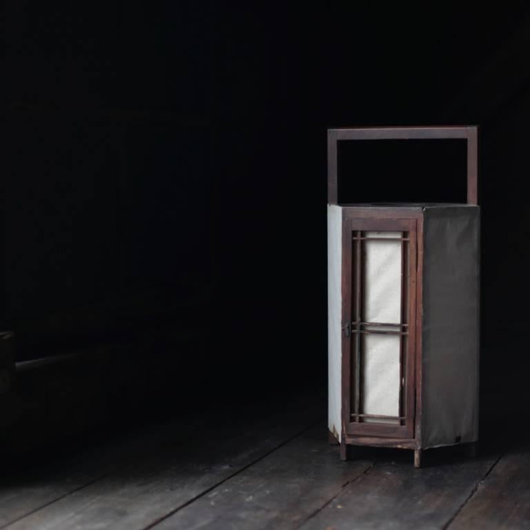 It is a lantern that was used in the Meiji era of Japan. At the time it was an oil lamp but now it has been improved to use a light bulb.