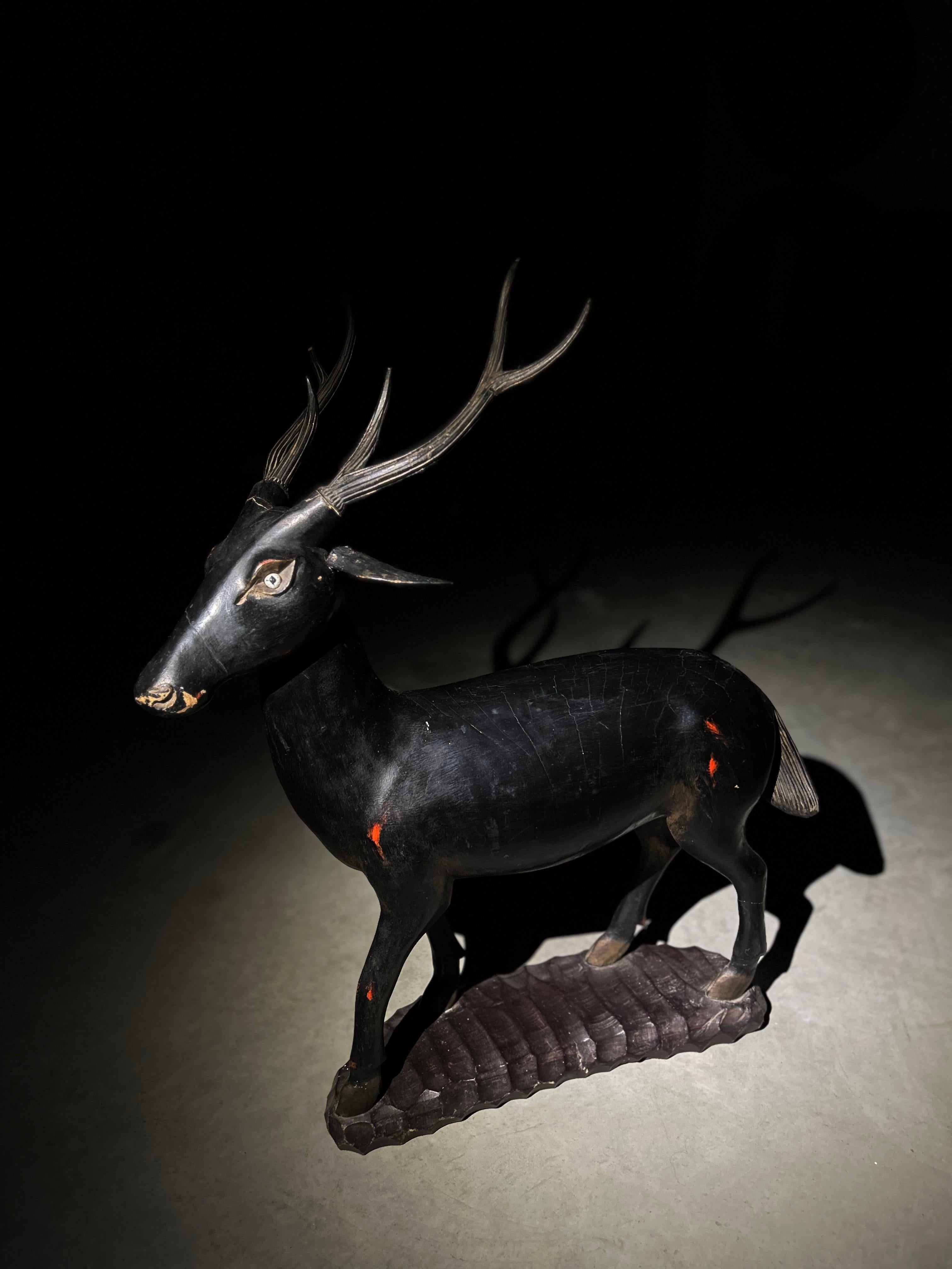 Big japanese deer sculpture in lacquered wood.
Black, red and gold patina.
The ears and wood are removable.
Probably Edo period