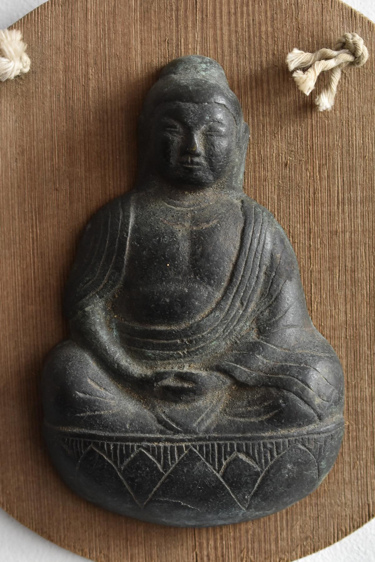 This is what is called a hanging Buddha. (Called kakebutu in Japan)
kakebutu is a combination of a circular plate and a Buddha statue, which was hung in a shrine or temple.
It can be said to be one of the genres of Japanese cultural